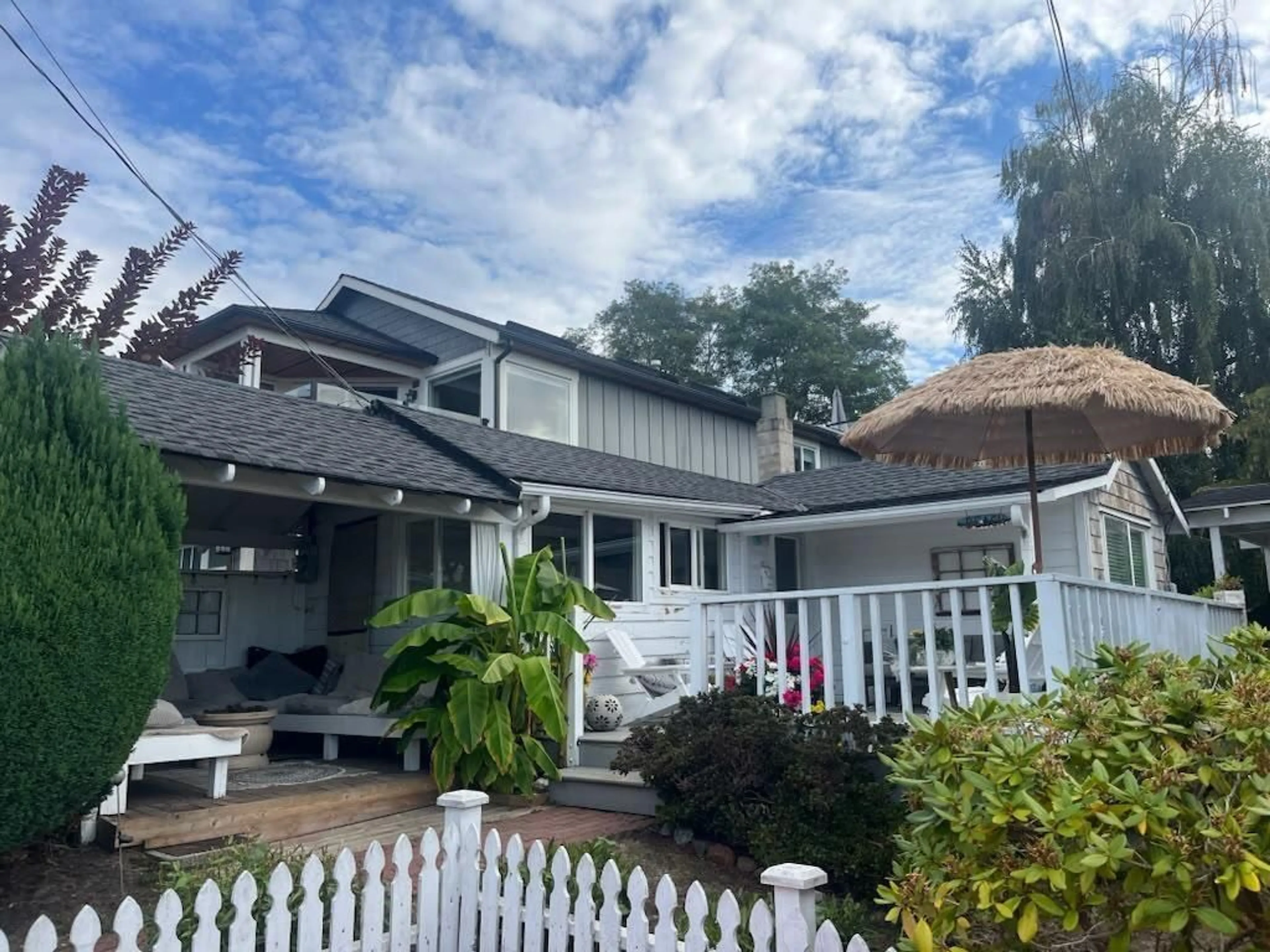 A pic from outside/outdoor area/front of a property/back of a property/a pic from drone, unknown for 932 HABGOOD STREET, White Rock British Columbia V4B4W6