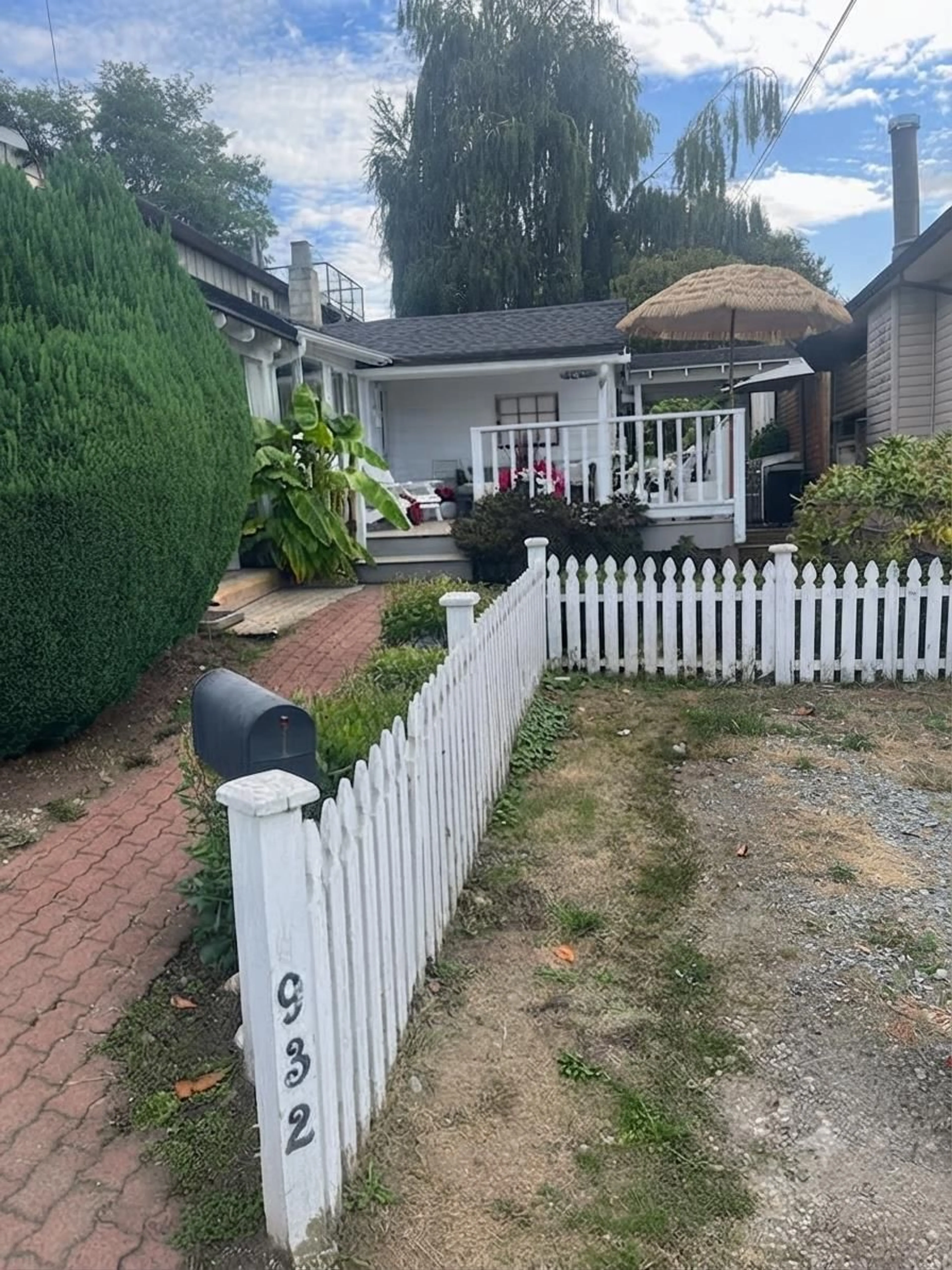 A pic from outside/outdoor area/front of a property/back of a property/a pic from drone, street for 932 HABGOOD STREET, White Rock British Columbia V4B4W6