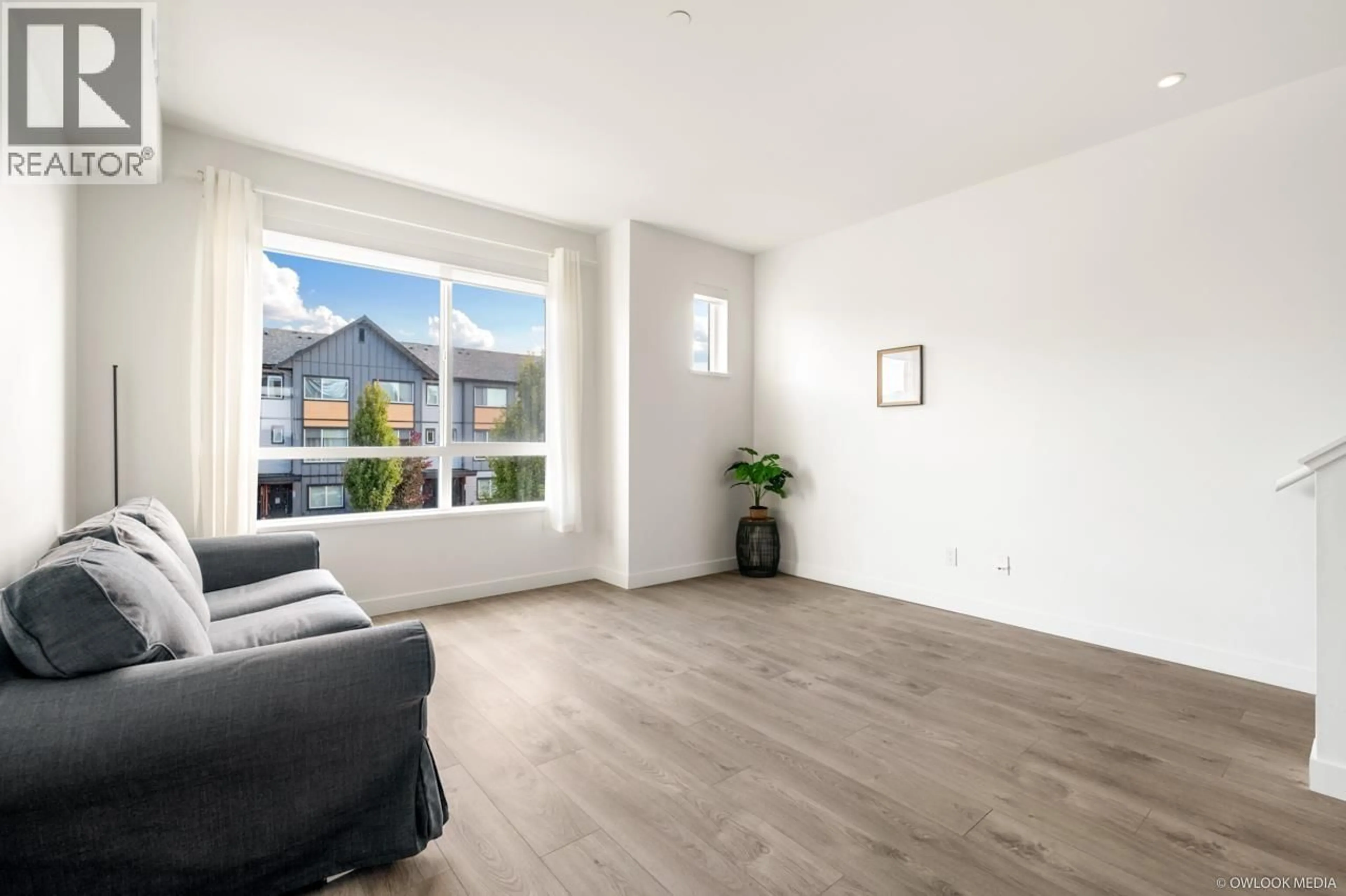 Living room with furniture, wood/laminate floor for 25 - 4408 CORMORANT WAY, Tsawwassen British Columbia V4M0E9