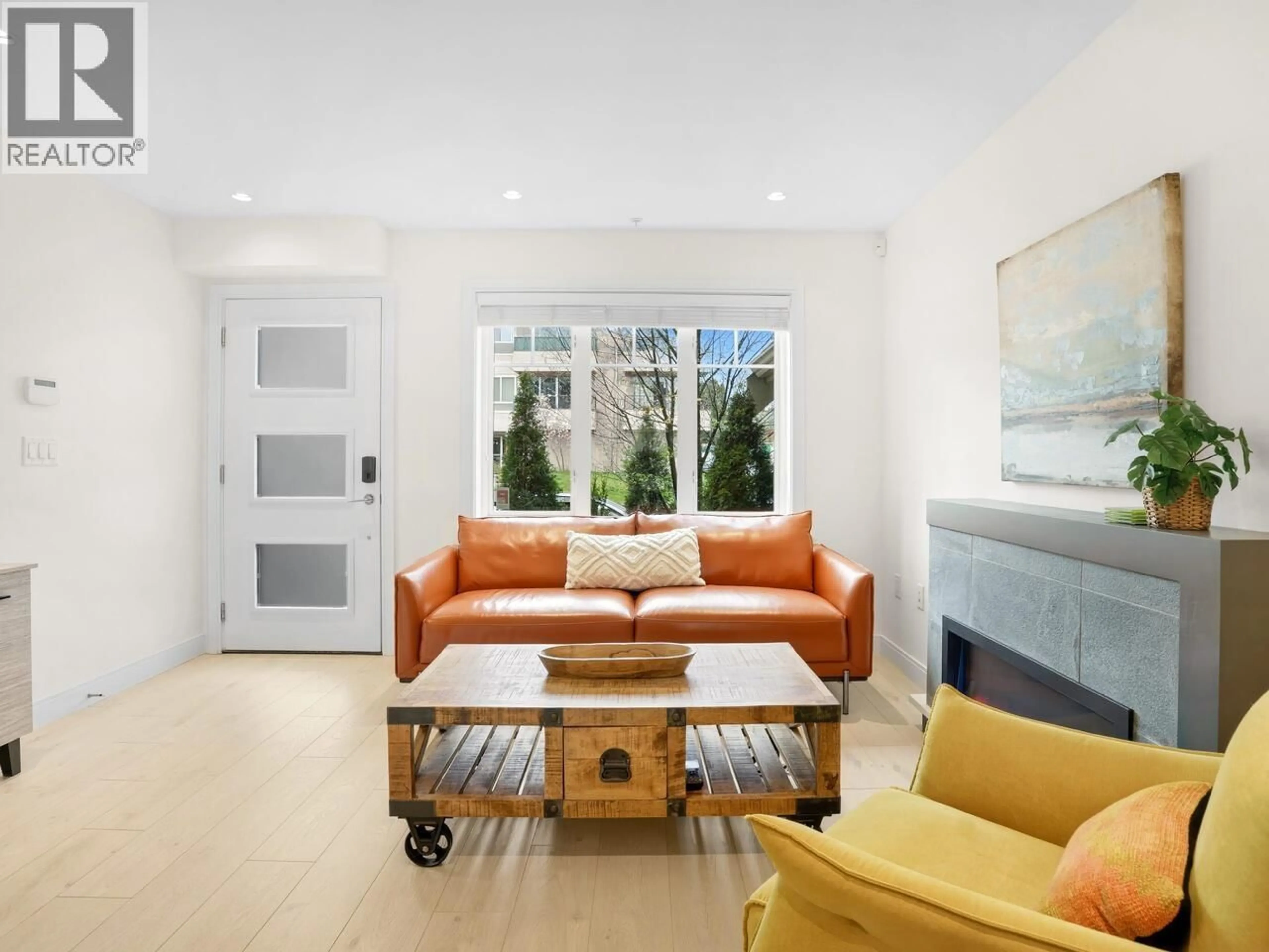 Living room with furniture, ceramic/tile floor for 2468 ST. CATHERINES STREET, Vancouver British Columbia V5T0H4
