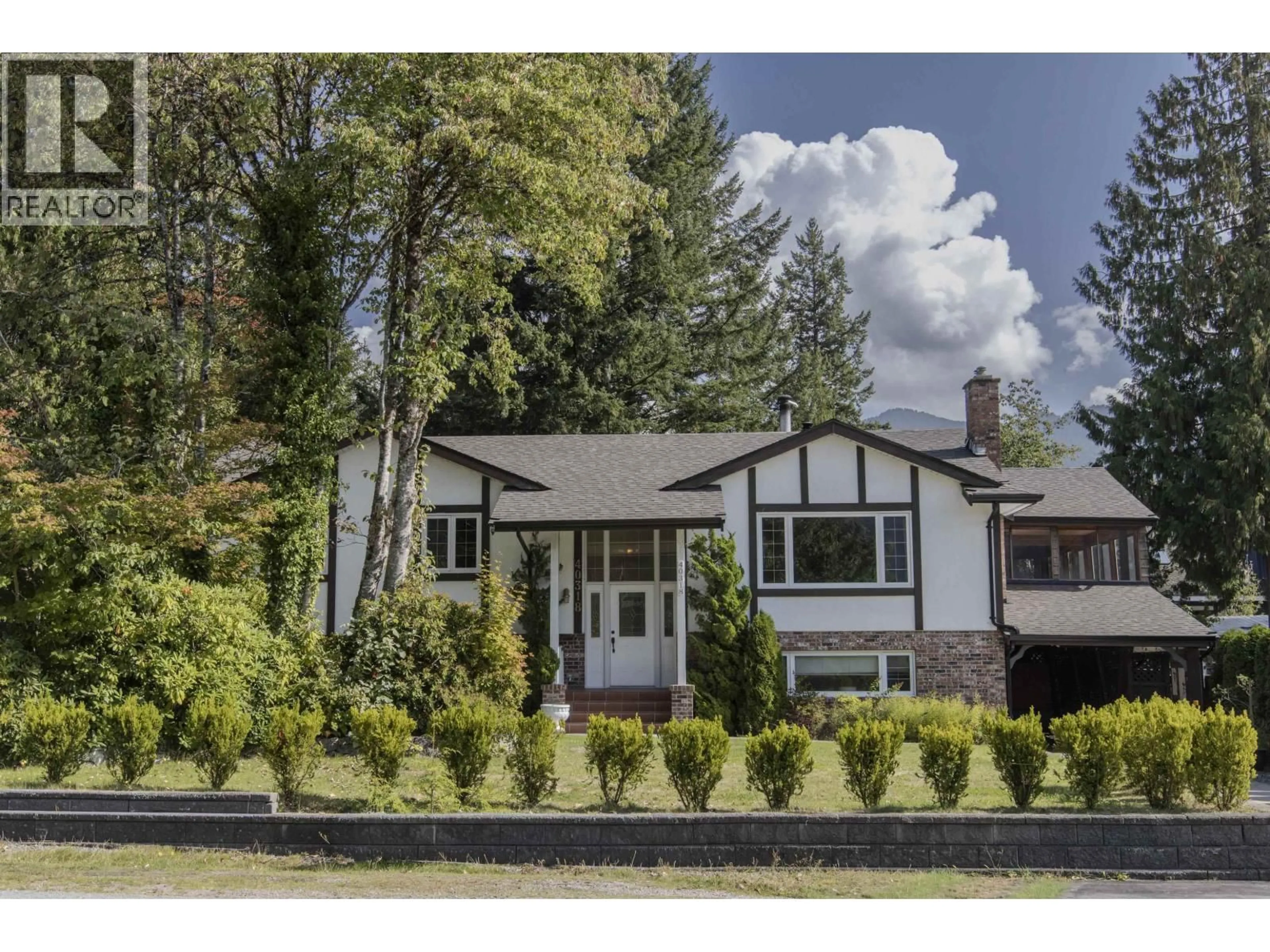 Home with vinyl exterior material, street for 40318 BRAEMAR DRIVE, Squamish British Columbia V0N1T0