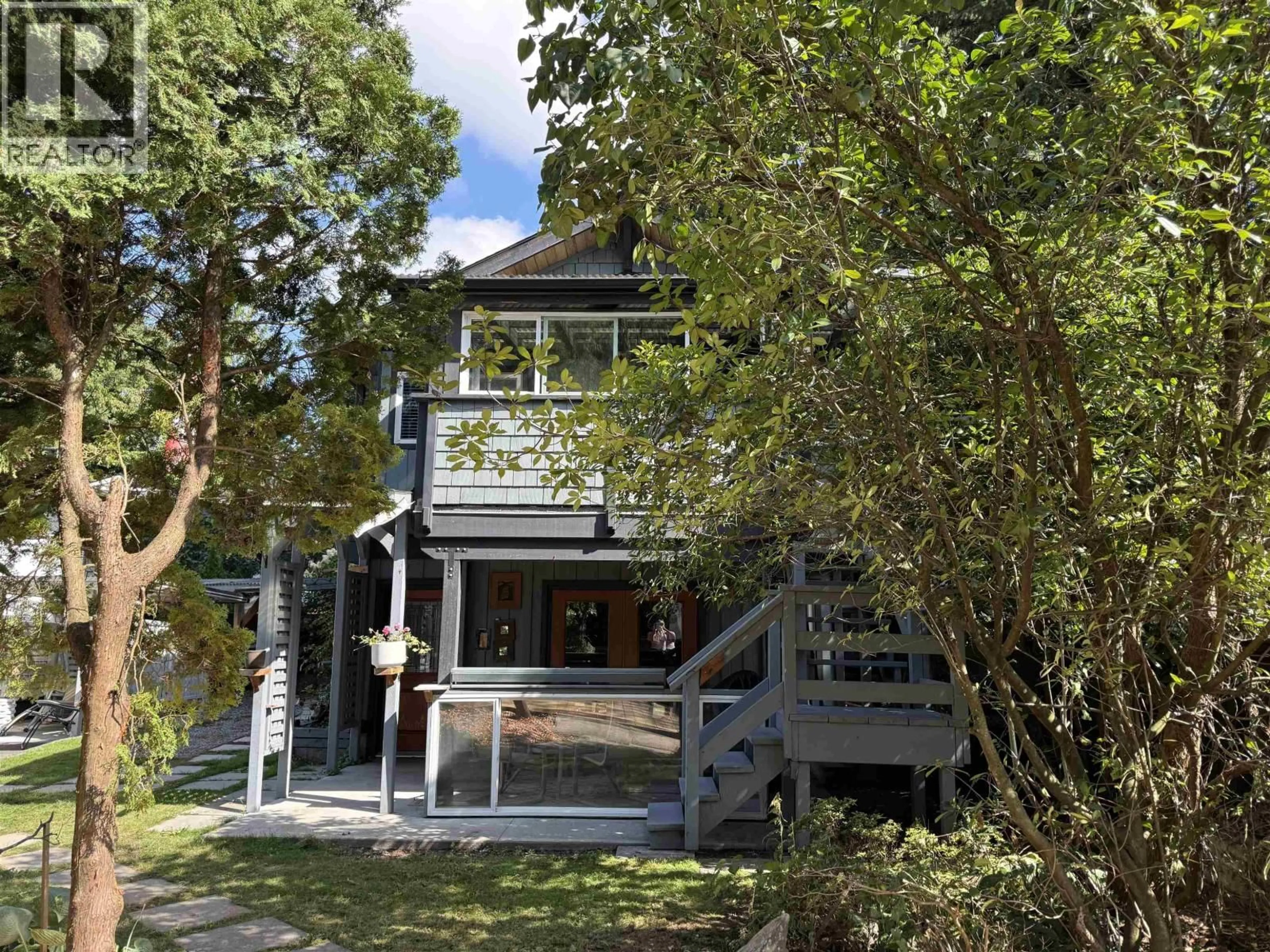 A pic from outside/outdoor area/front of a property/back of a property/a pic from drone, street for 40318 BRAEMAR DRIVE, Squamish British Columbia V0N1T0