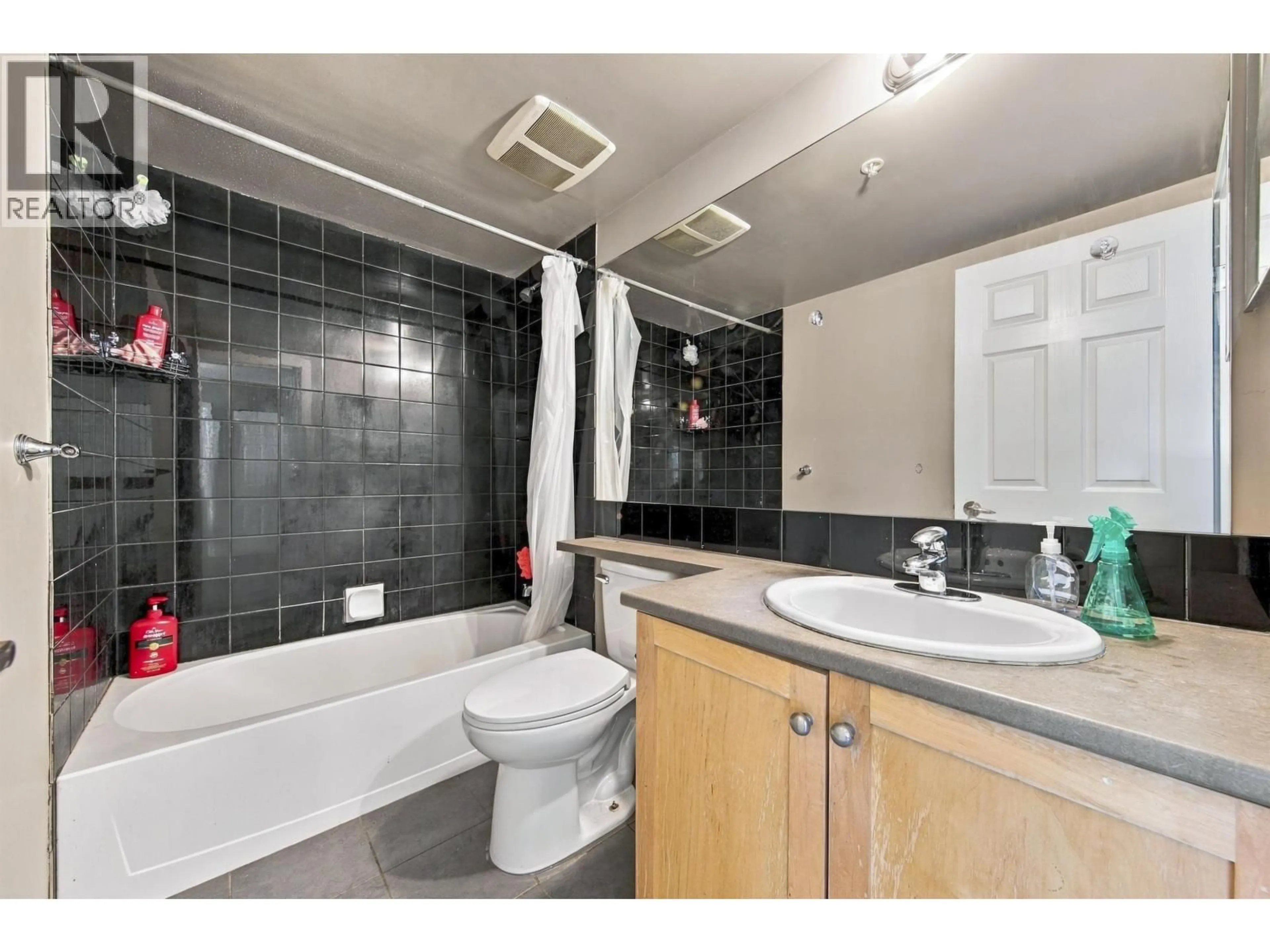 Standard bathroom, ceramic/tile floor for 3318 - 240 SHERBROOKE STREET, New Westminster British Columbia V3L3M2