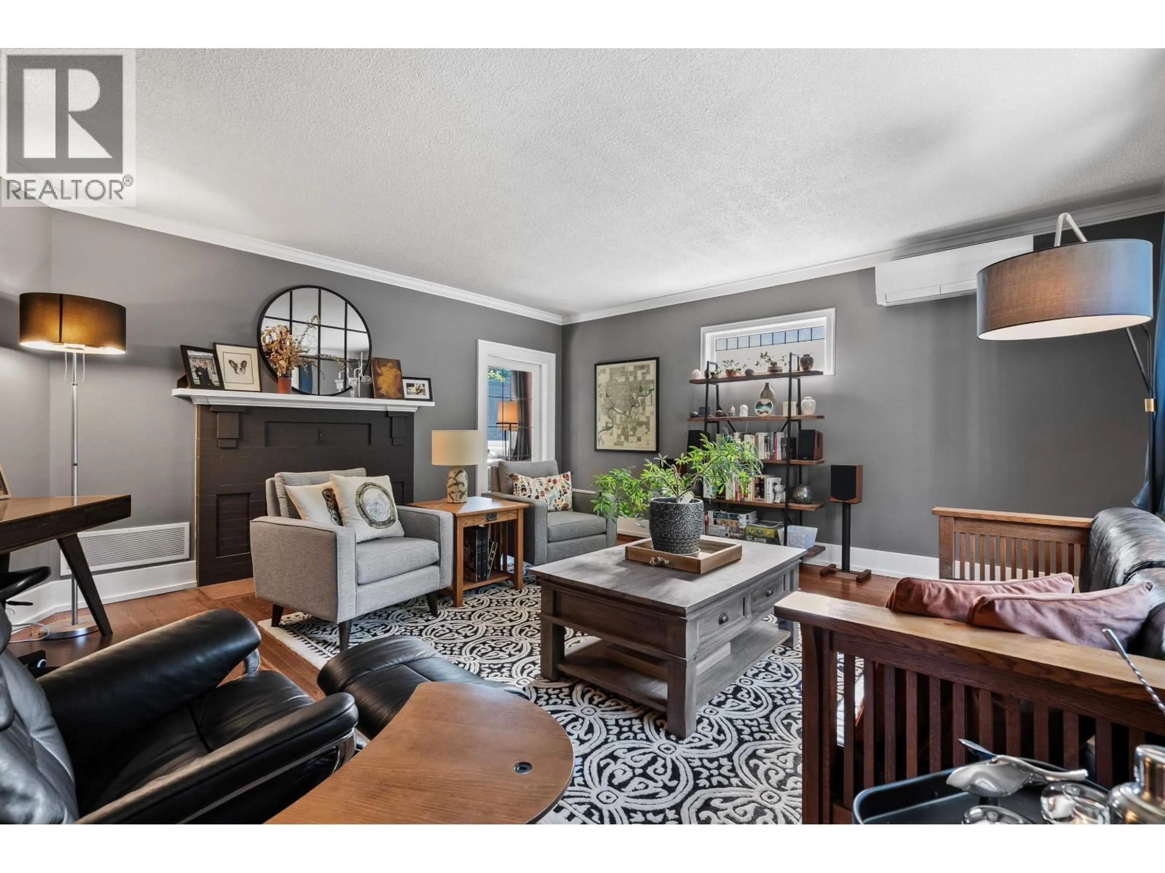 Living room with furniture, unknown for 617 FIFTH STREET, New Westminster British Columbia V3L2Y1