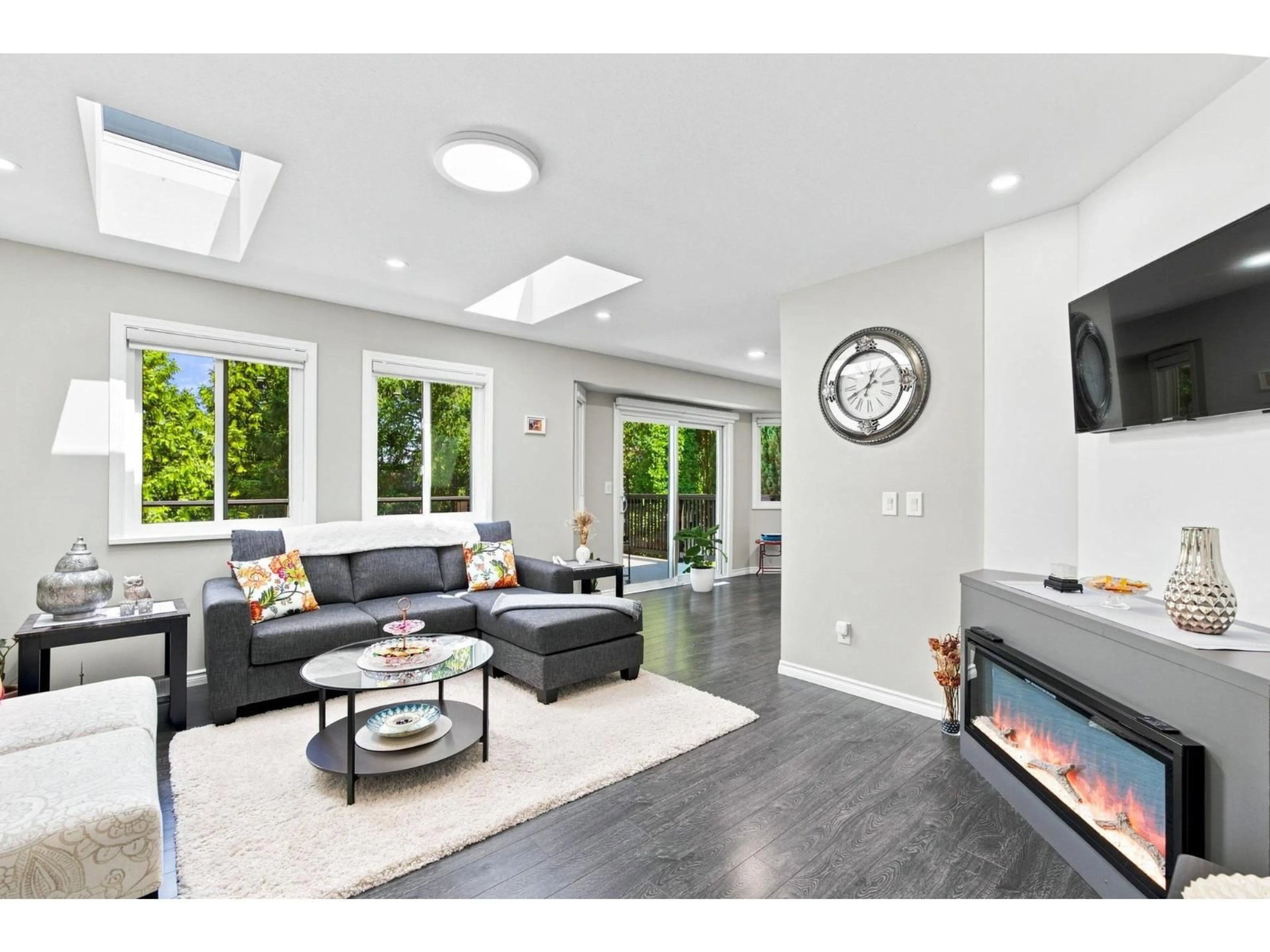 Living room with furniture, unknown for 15311 28 AVENUE, Surrey British Columbia V4P1G3