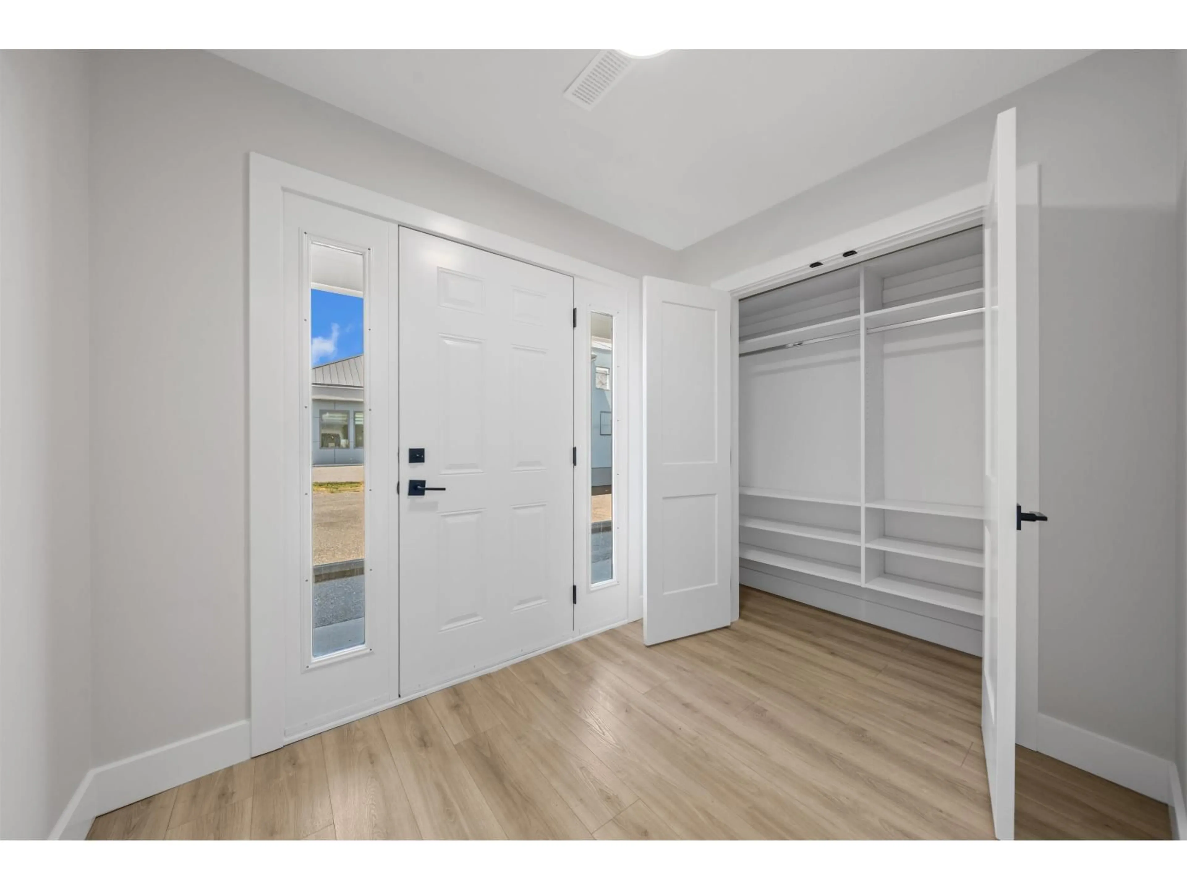 Indoor entryway for 4 - 45741 BRITTON AVENUE, Chilliwack British Columbia V2R3T6