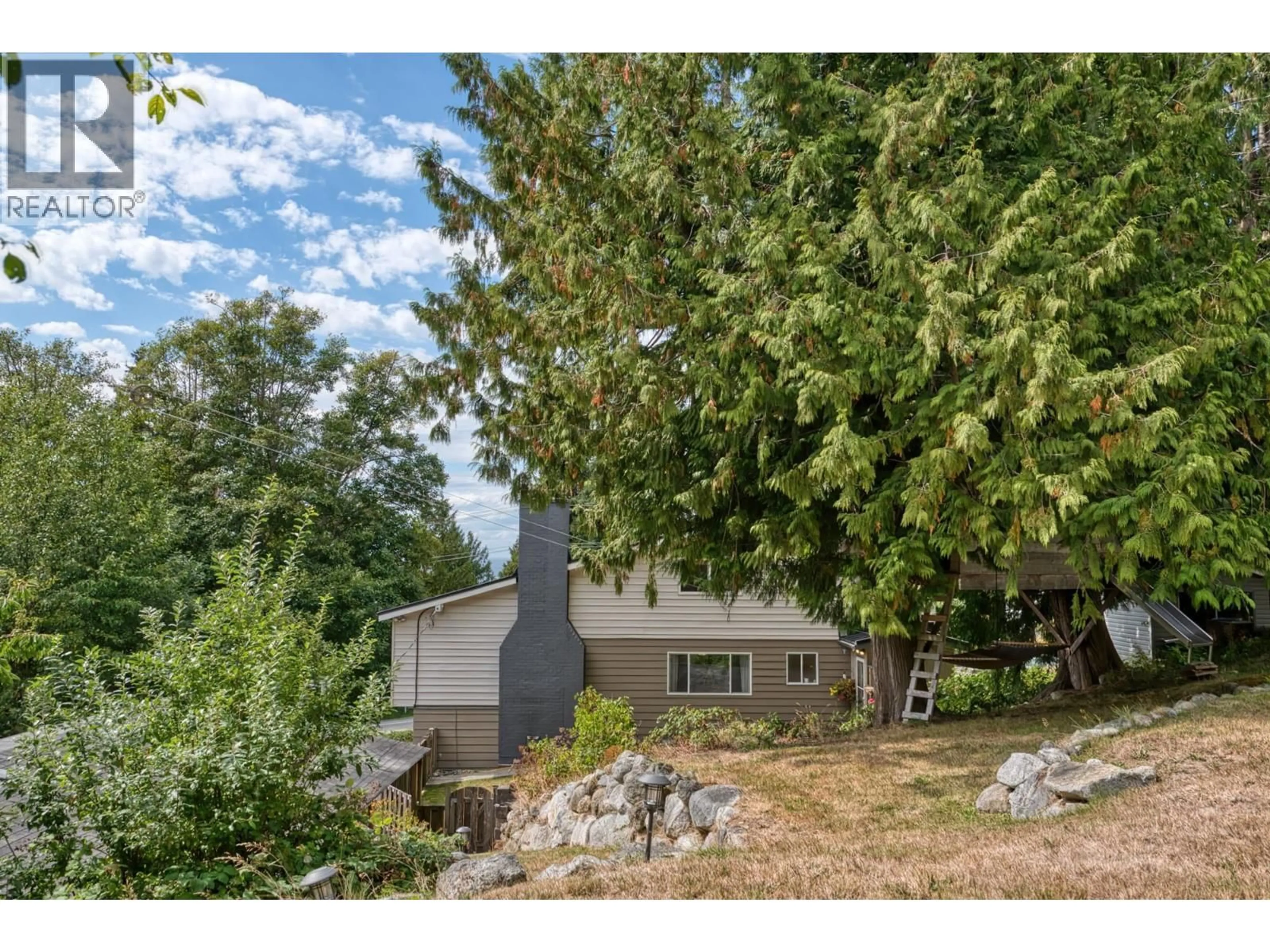 A pic from outside/outdoor area/front of a property/back of a property/a pic from drone, unknown for 4898 SUNSHINE COAST HIGHWAY, Sechelt British Columbia V7Z0B7