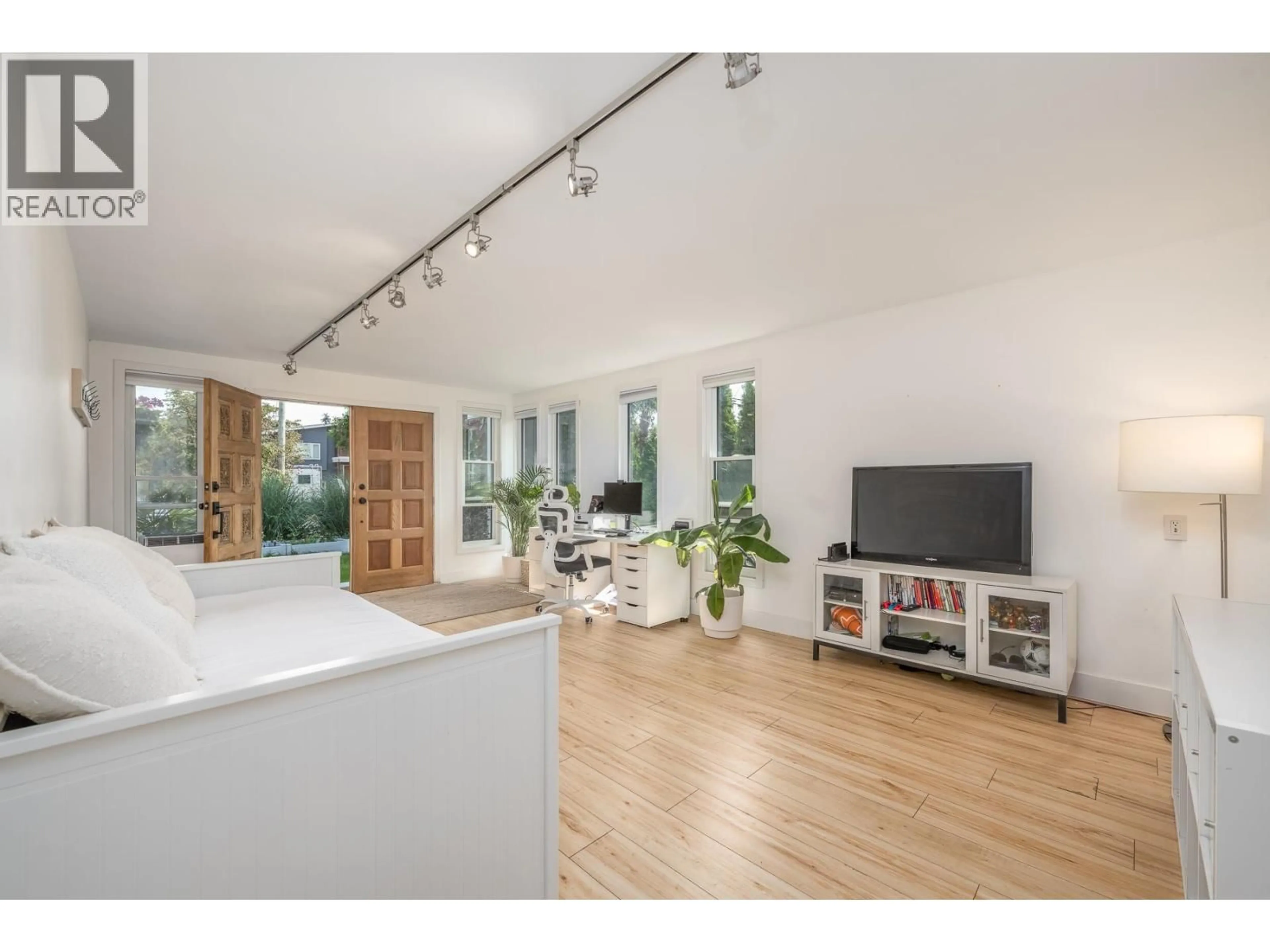 Open concept kitchen, wood/laminate floor for 211 67 STREET, Delta British Columbia V4L1M2