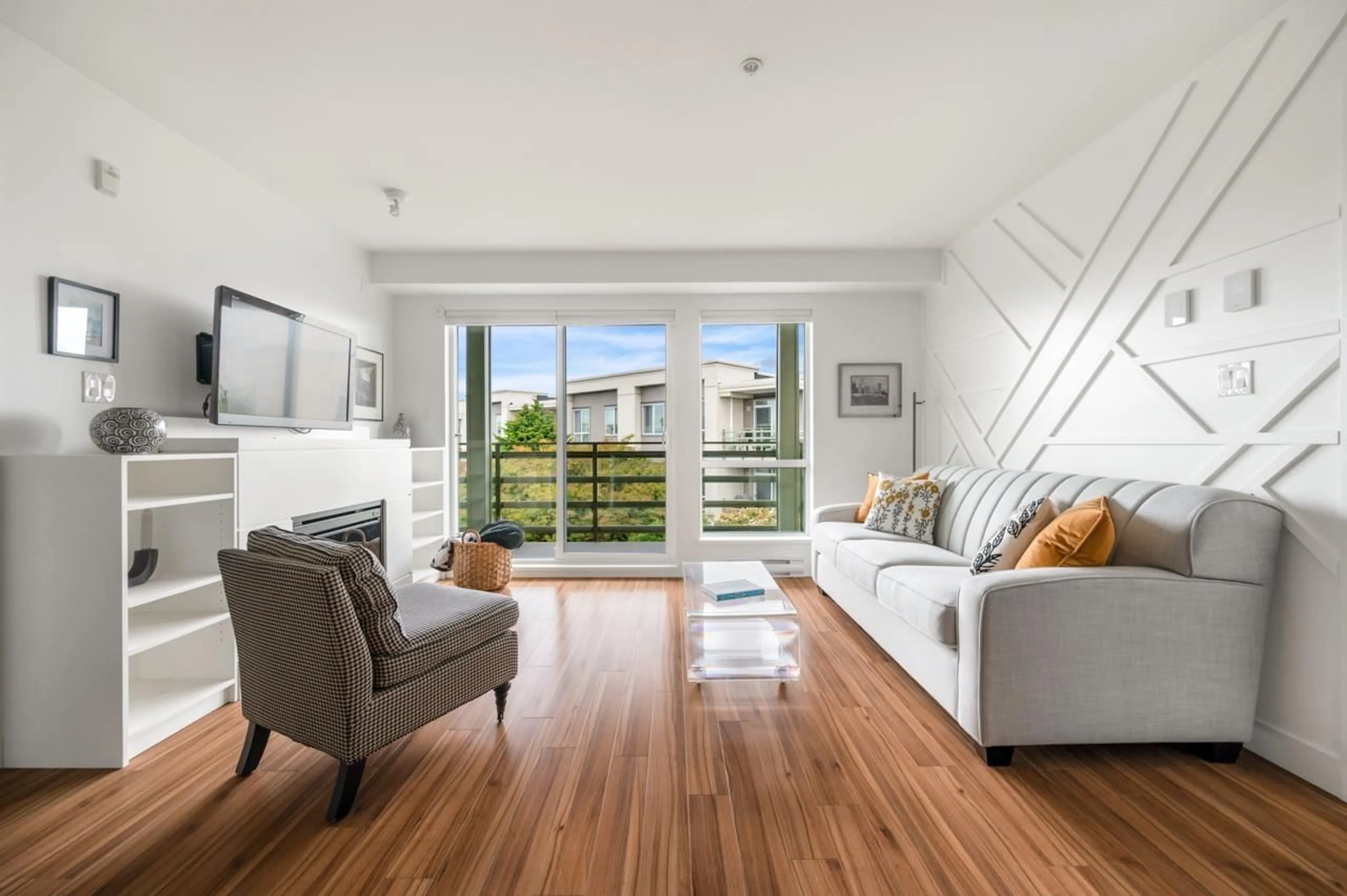 Living room with furniture, wood/laminate floor for 453 - 15850 26 AVENUE, Surrey British Columbia V3Z2N6