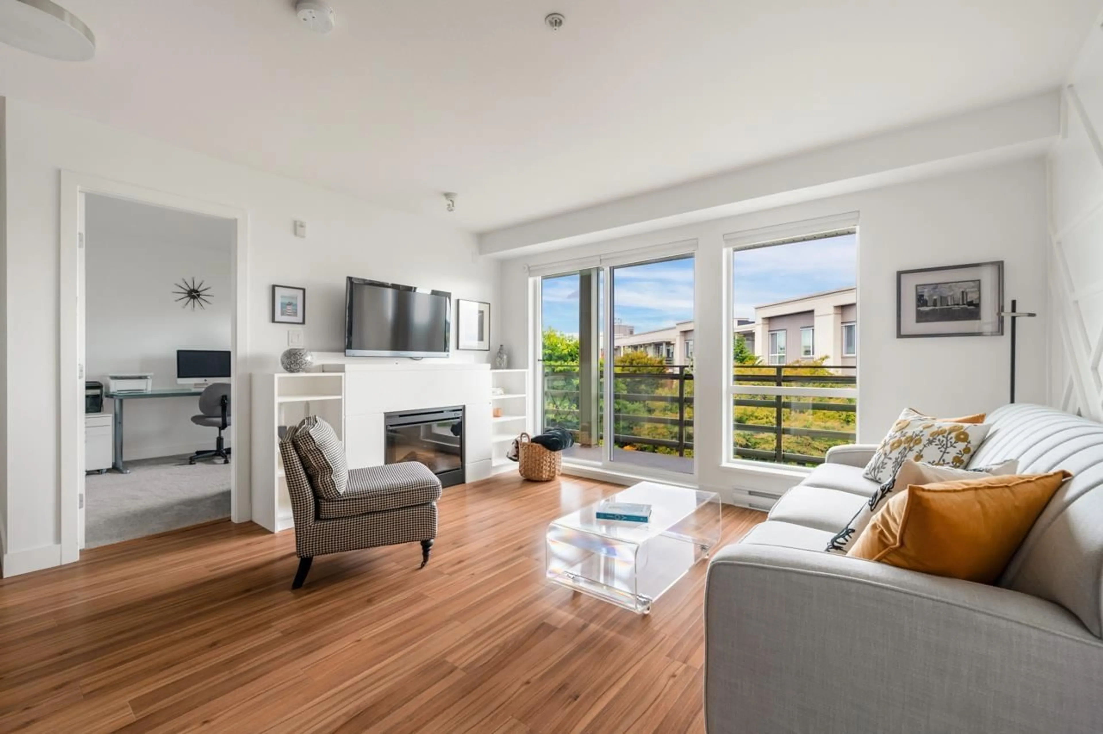 Living room with furniture, wood/laminate floor for 453 - 15850 26 AVENUE, Surrey British Columbia V3Z2N6