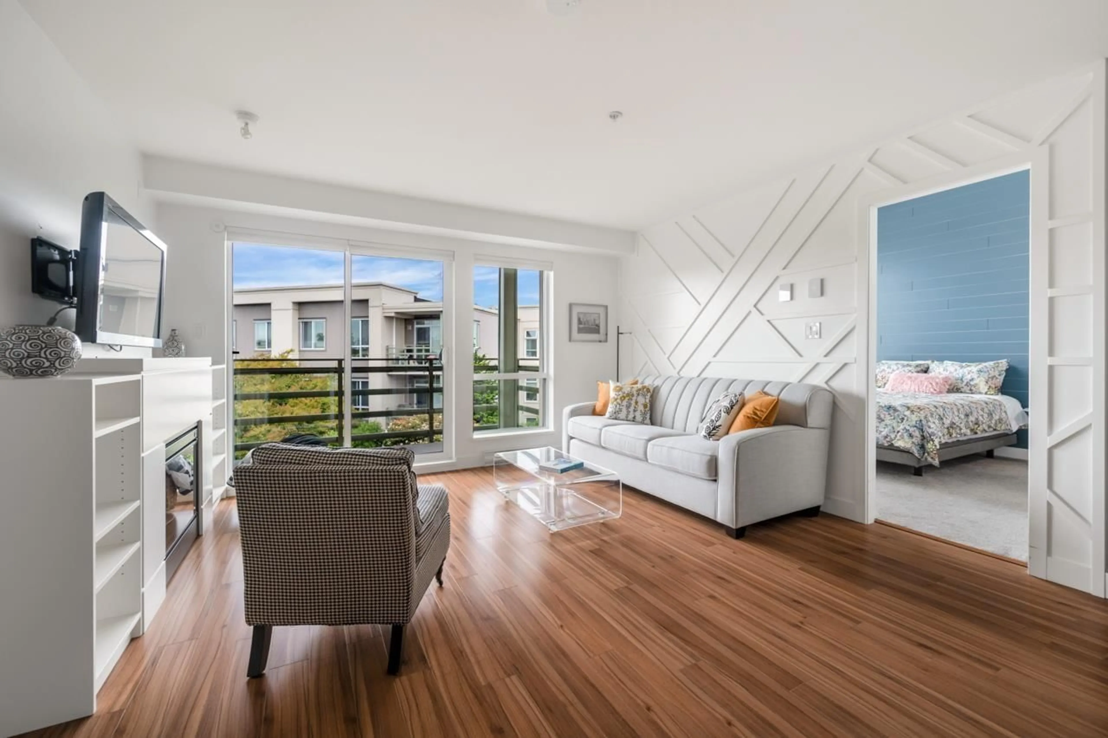 Living room with furniture, wood/laminate floor for 453 - 15850 26 AVENUE, Surrey British Columbia V3Z2N6