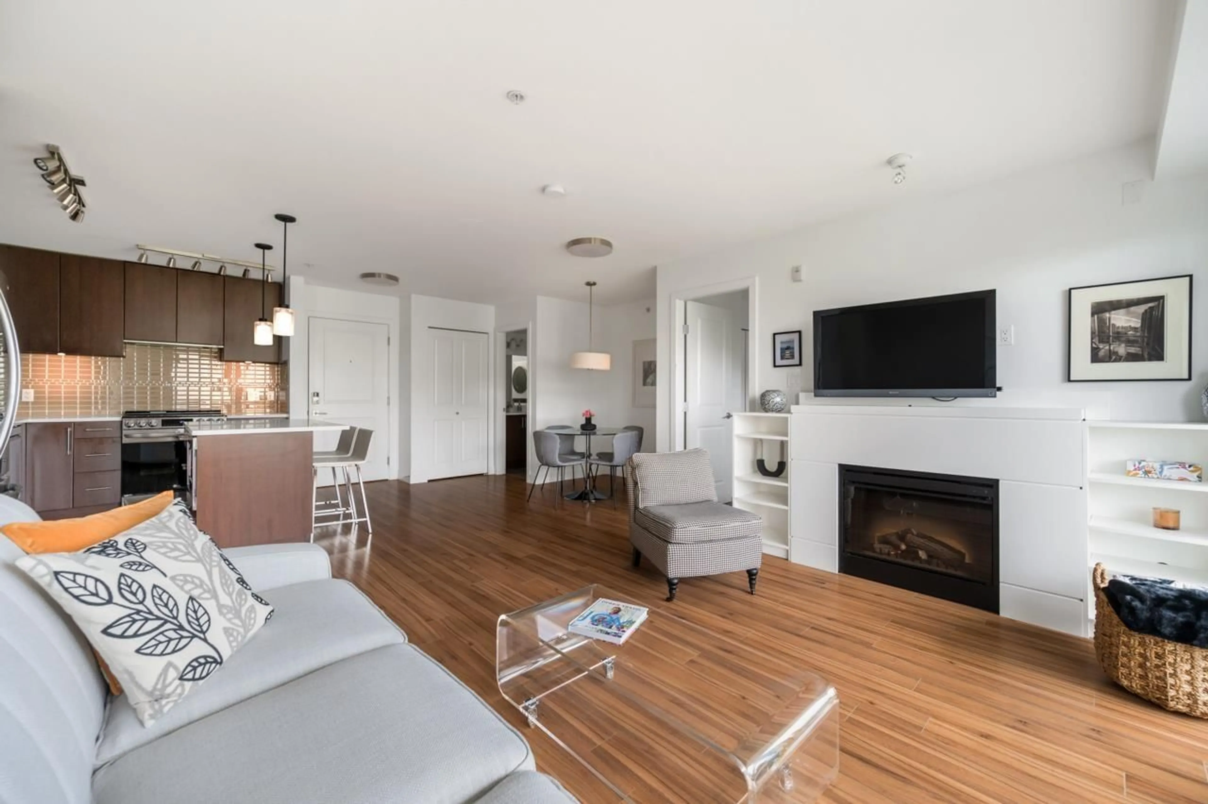 Living room with furniture, wood/laminate floor for 453 - 15850 26 AVENUE, Surrey British Columbia V3Z2N6