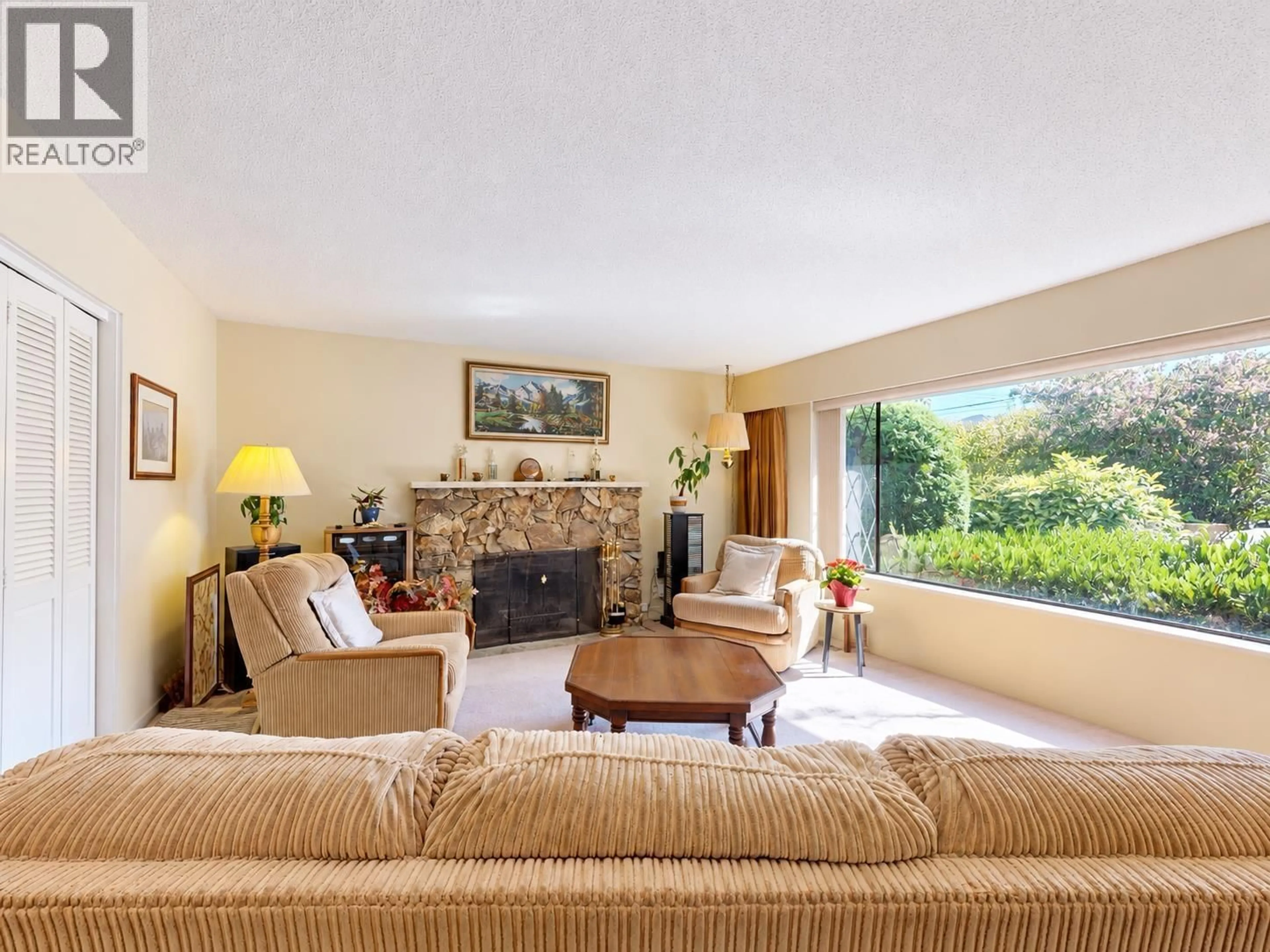 Living room with furniture, carpet floor for 5411 GROVE AVENUE, Delta British Columbia V4K2A6