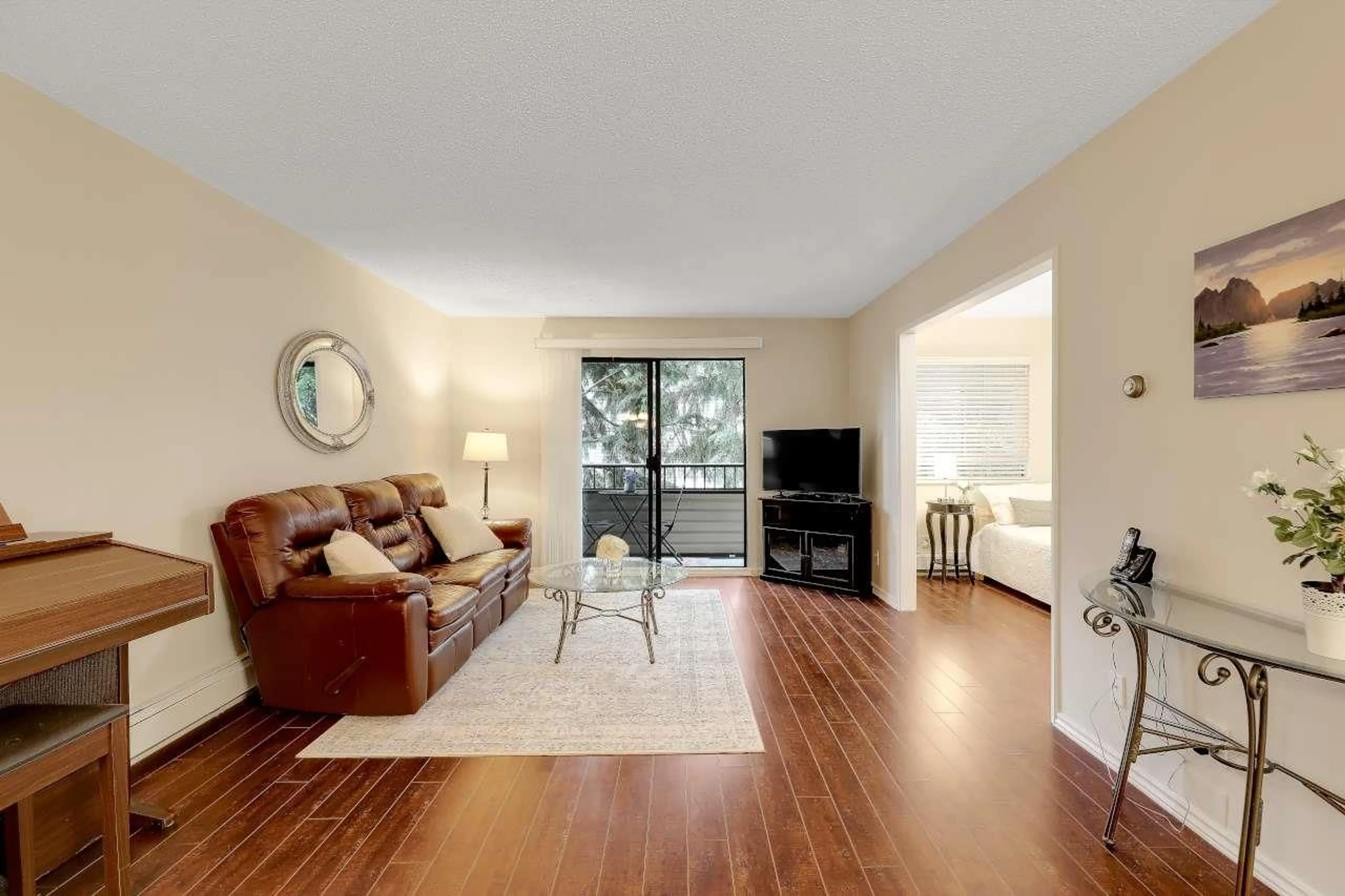 Living room with furniture, wood/laminate floor for 211 - 20460 54 AVENUE, Langley British Columbia V3A6N6
