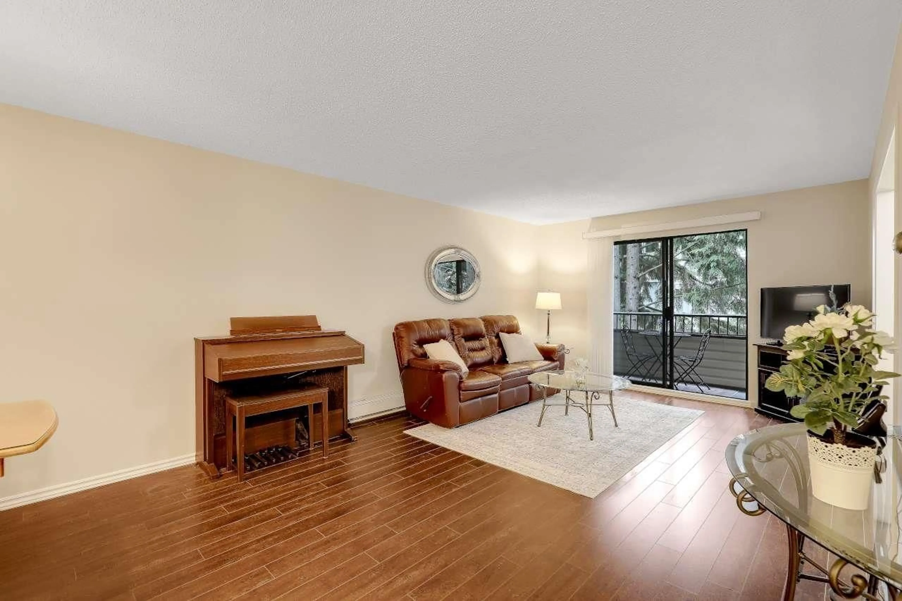 Living room with furniture, wood/laminate floor for 211 - 20460 54 AVENUE, Langley British Columbia V3A6N6