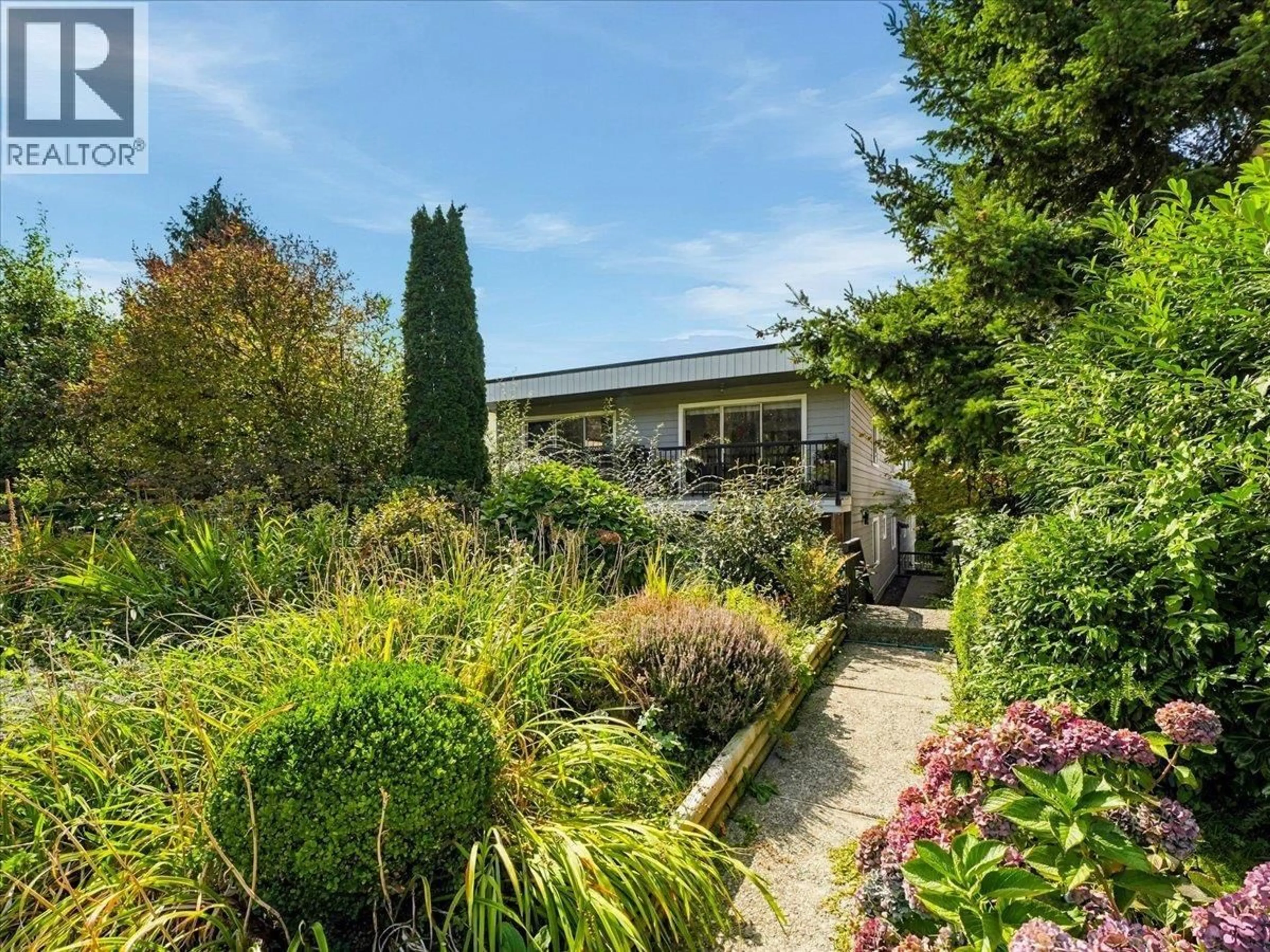 A pic from outside/outdoor area/front of a property/back of a property/a pic from drone, street for 6 - 137 5TH STREET, North Vancouver British Columbia V7L1L3