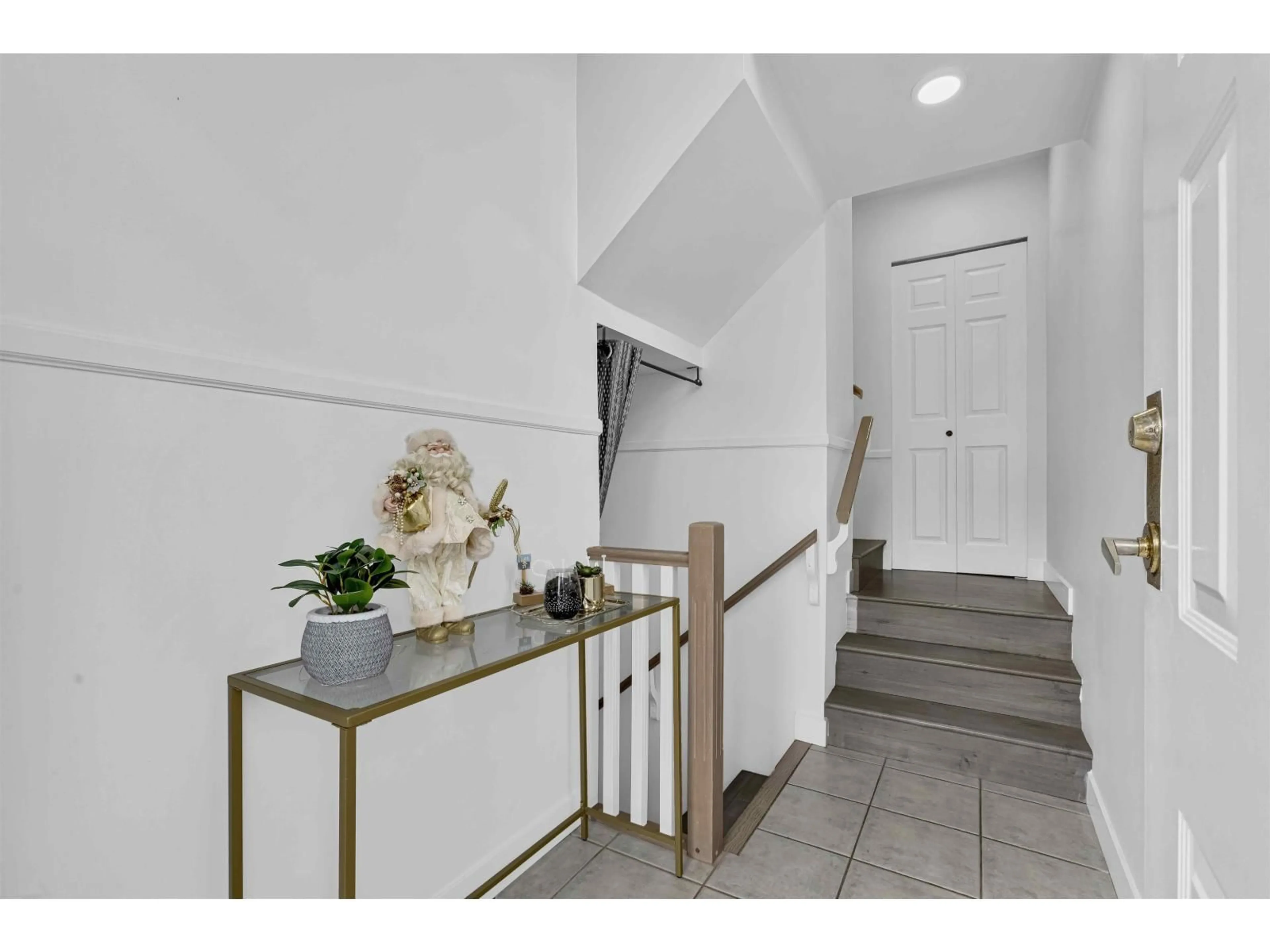 Indoor entryway for 27 - 6518 121 STREET, Surrey British Columbia V3W1C4