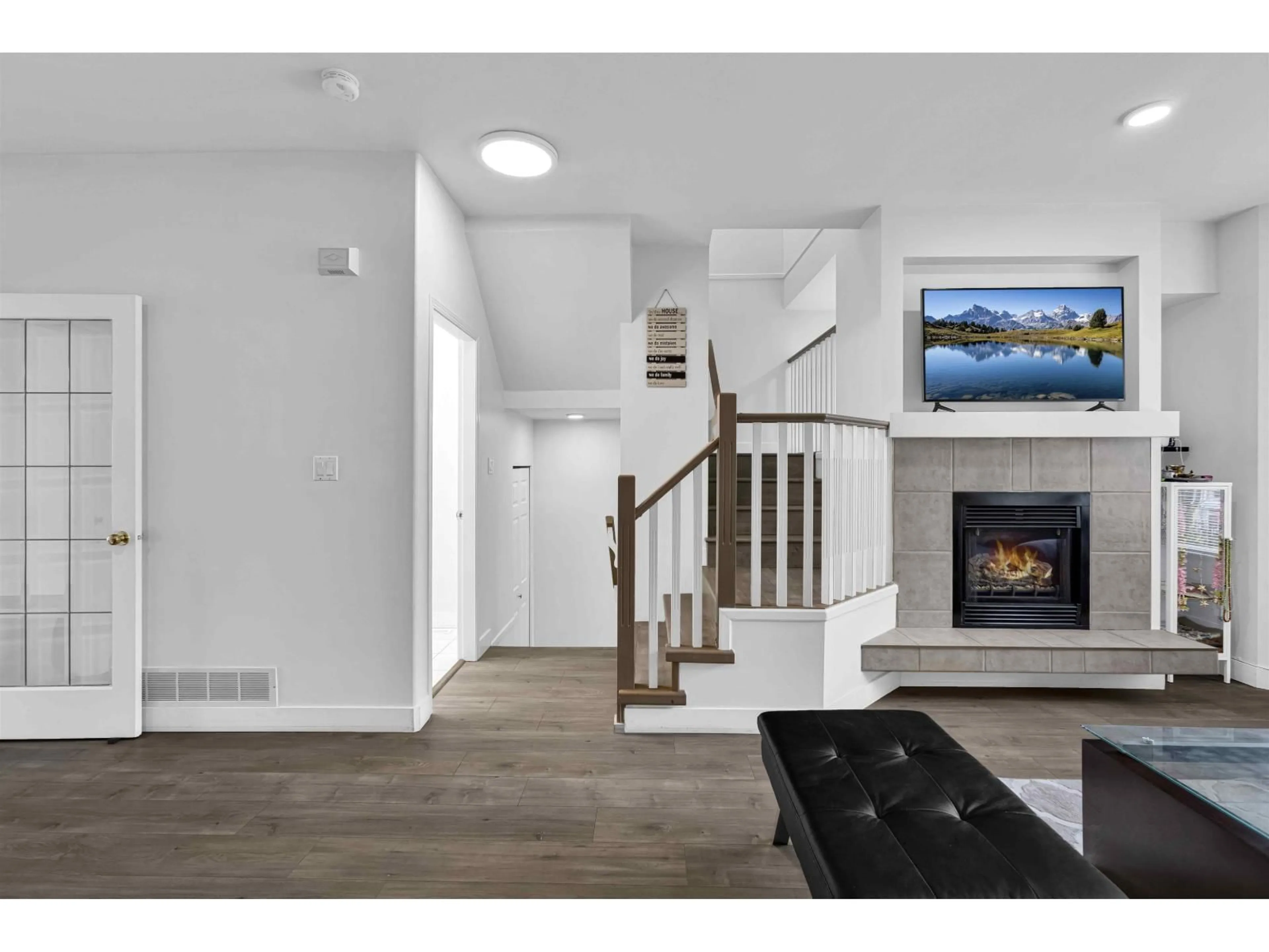 Indoor entryway for 27 - 6518 121 STREET, Surrey British Columbia V3W1C4