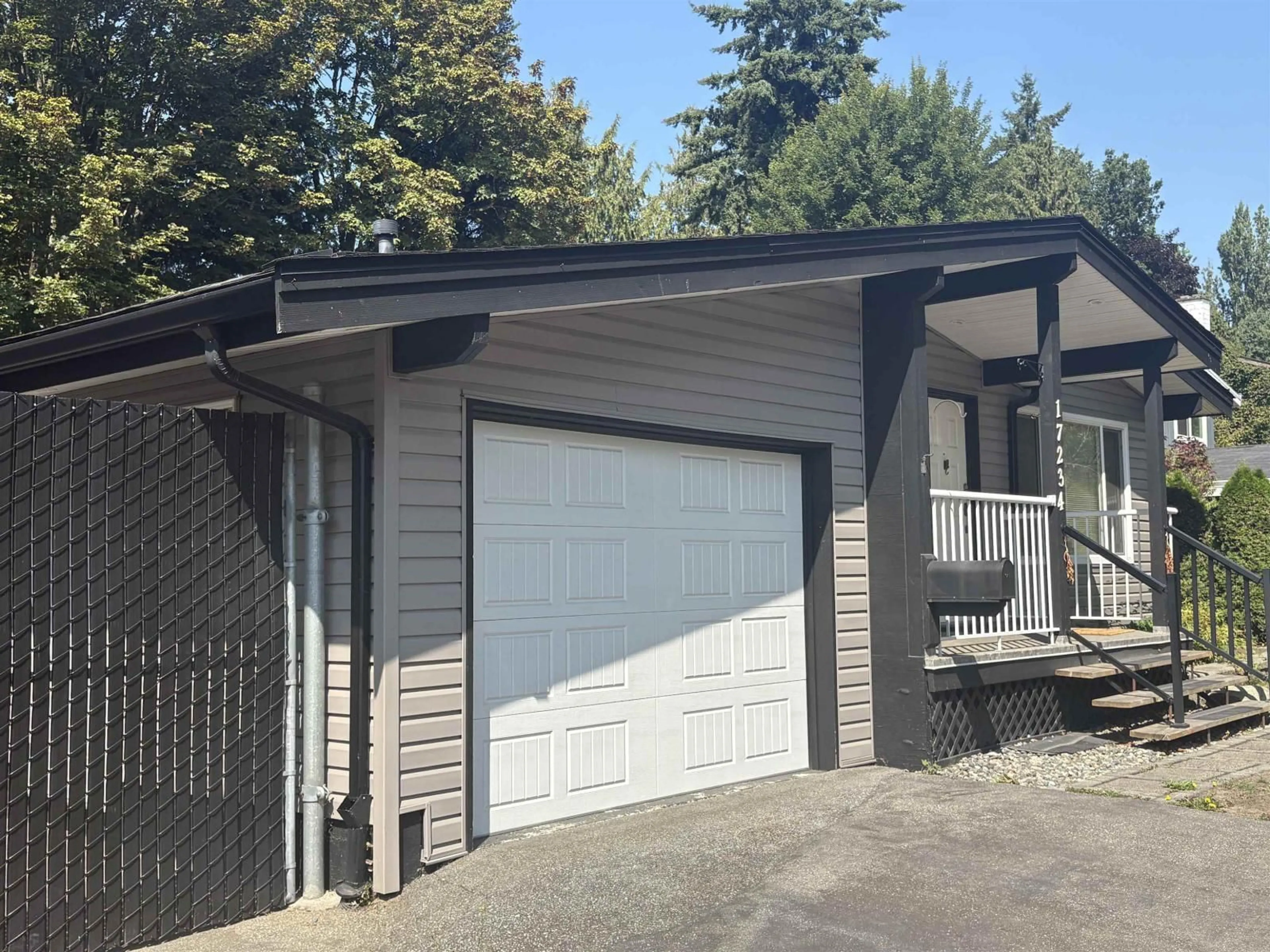 Indoor garage for 17234 JERSEY DRIVE, Surrey British Columbia V3S4X5