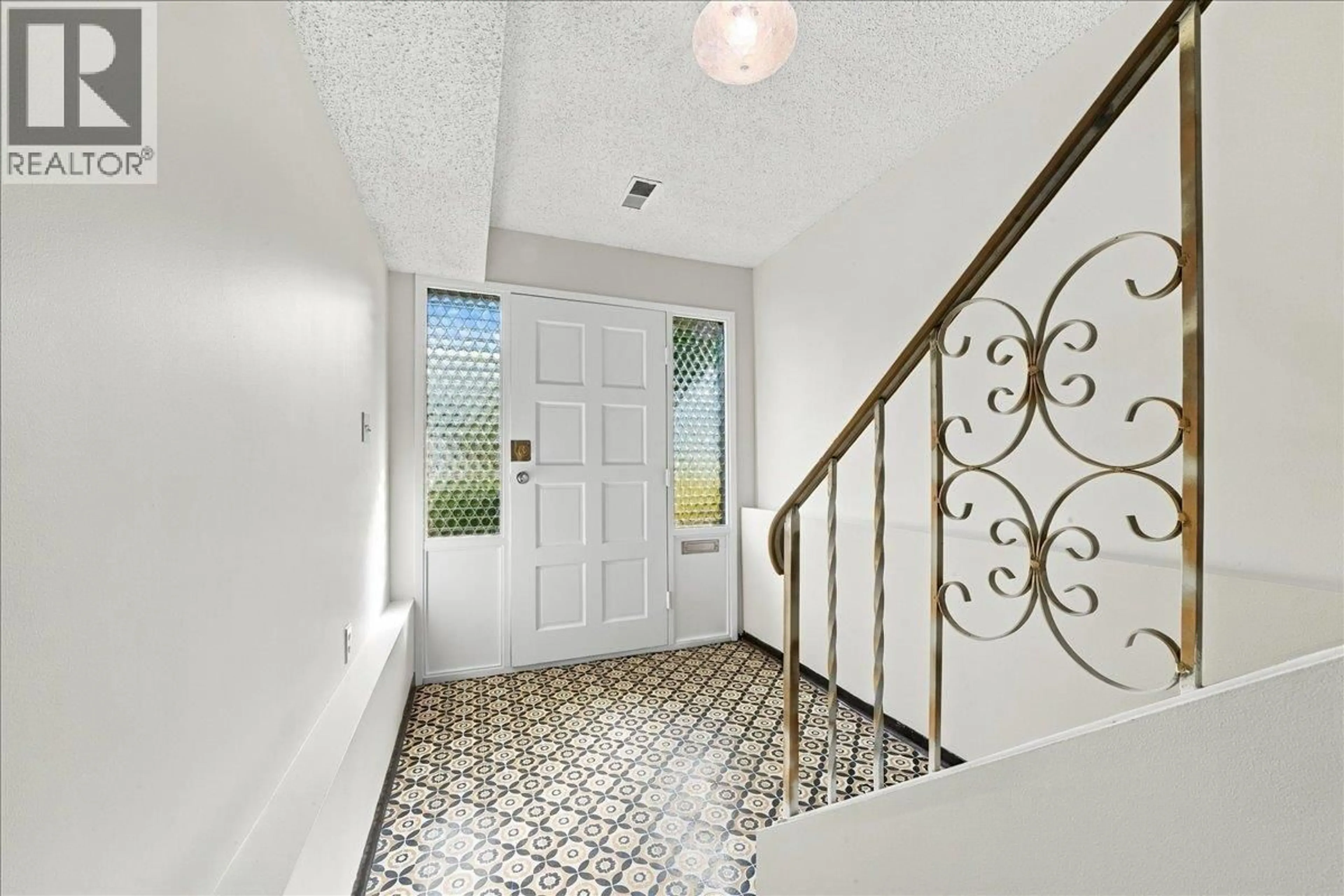 Indoor foyer for 4371 COMMERCIAL STREET, Vancouver British Columbia V5N4G5