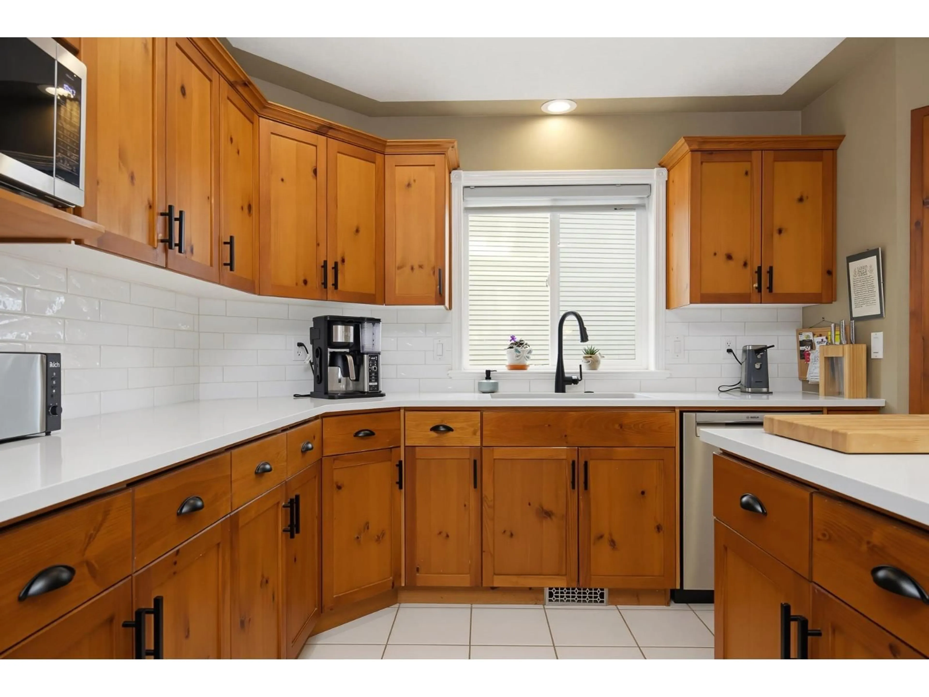 Standard kitchen, ceramic/tile floor for 30585 CRESTVIEW AVENUE, Abbotsford British Columbia V2T6V2