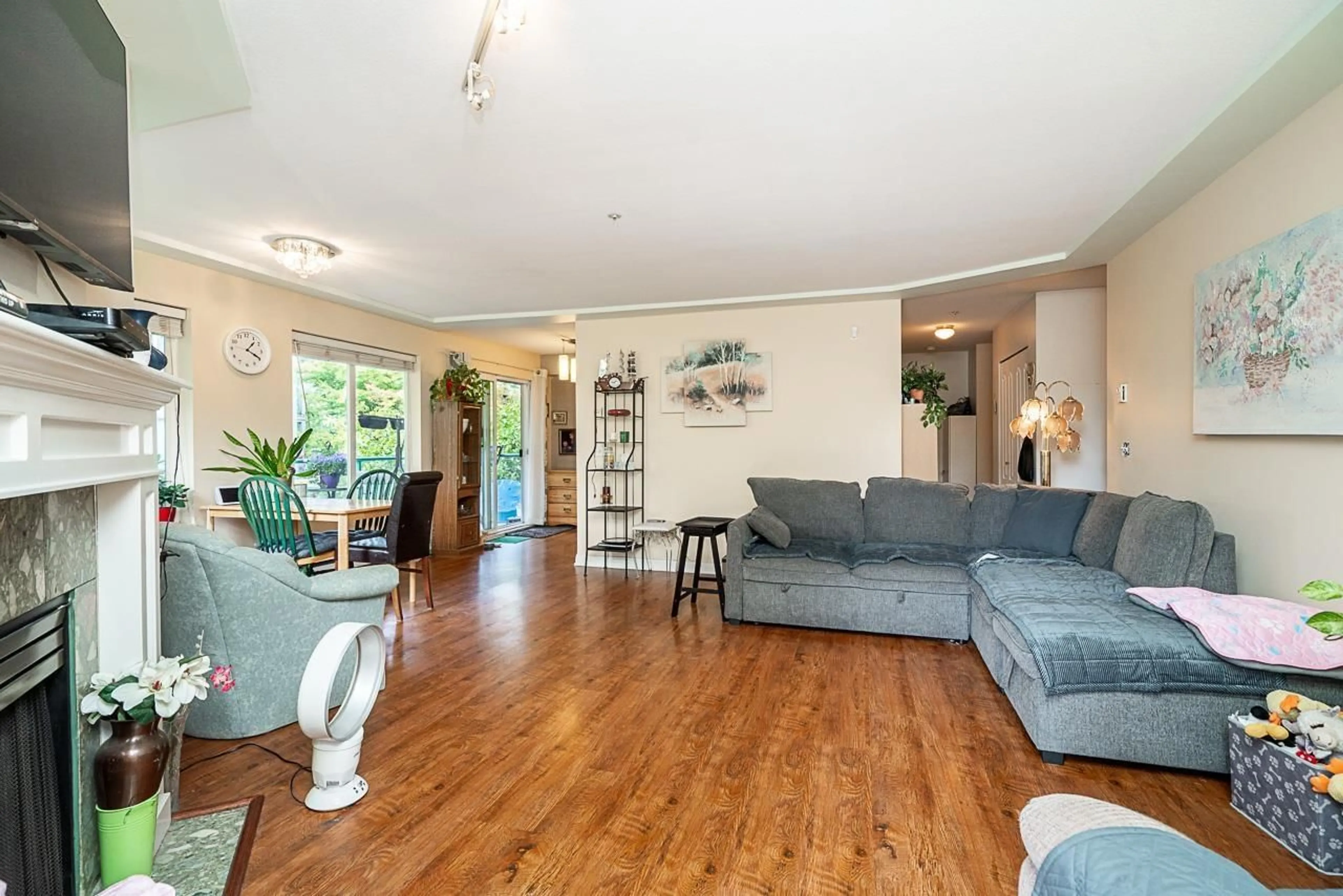 Living room with furniture, wood/laminate floor for 209 - 20443 53 AVENUE, Langley British Columbia V3A7A6