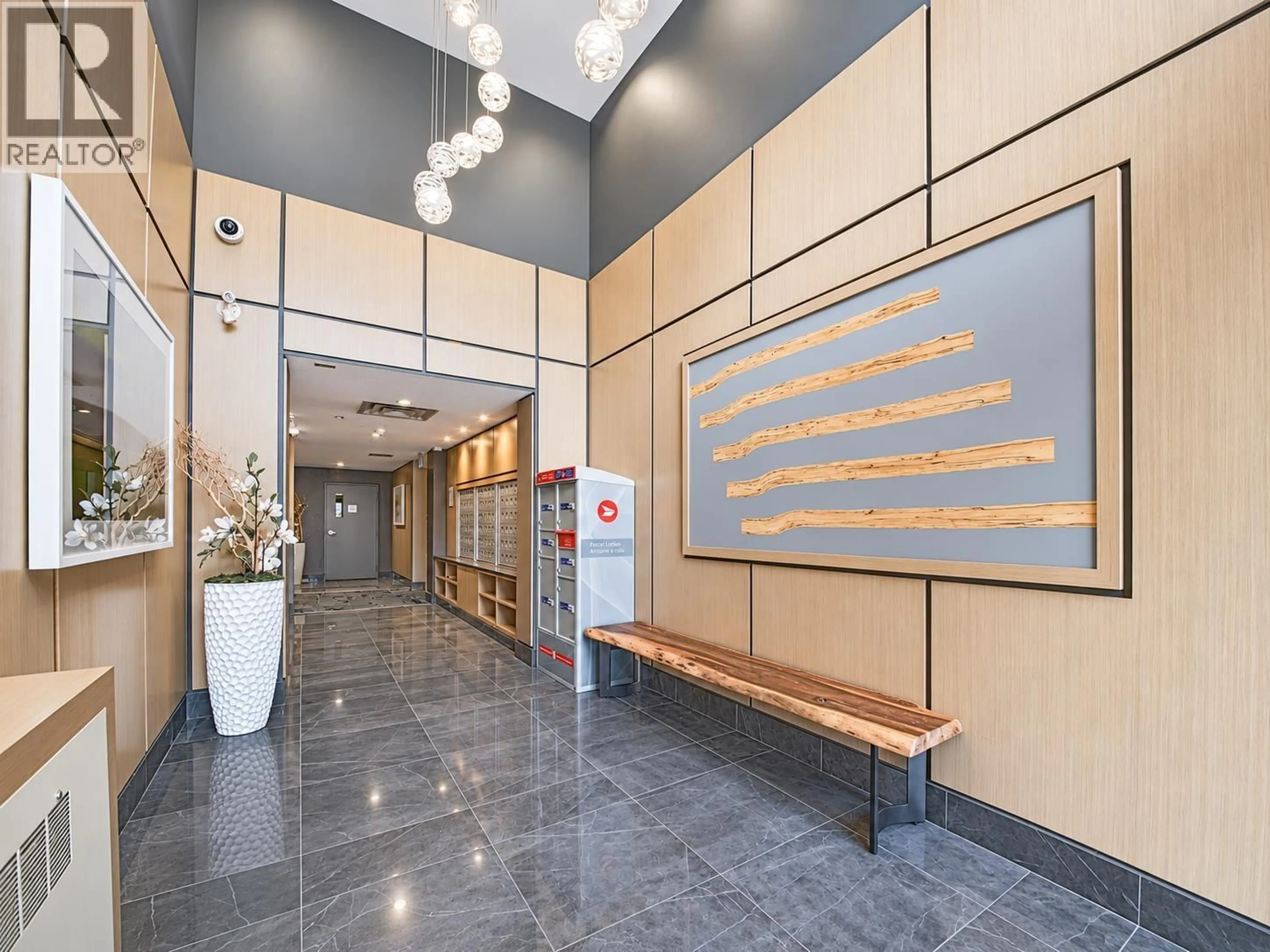 Indoor foyer for 405 - 9877 UNIVERSITY CRESCENT, Burnaby British Columbia V5A0E5