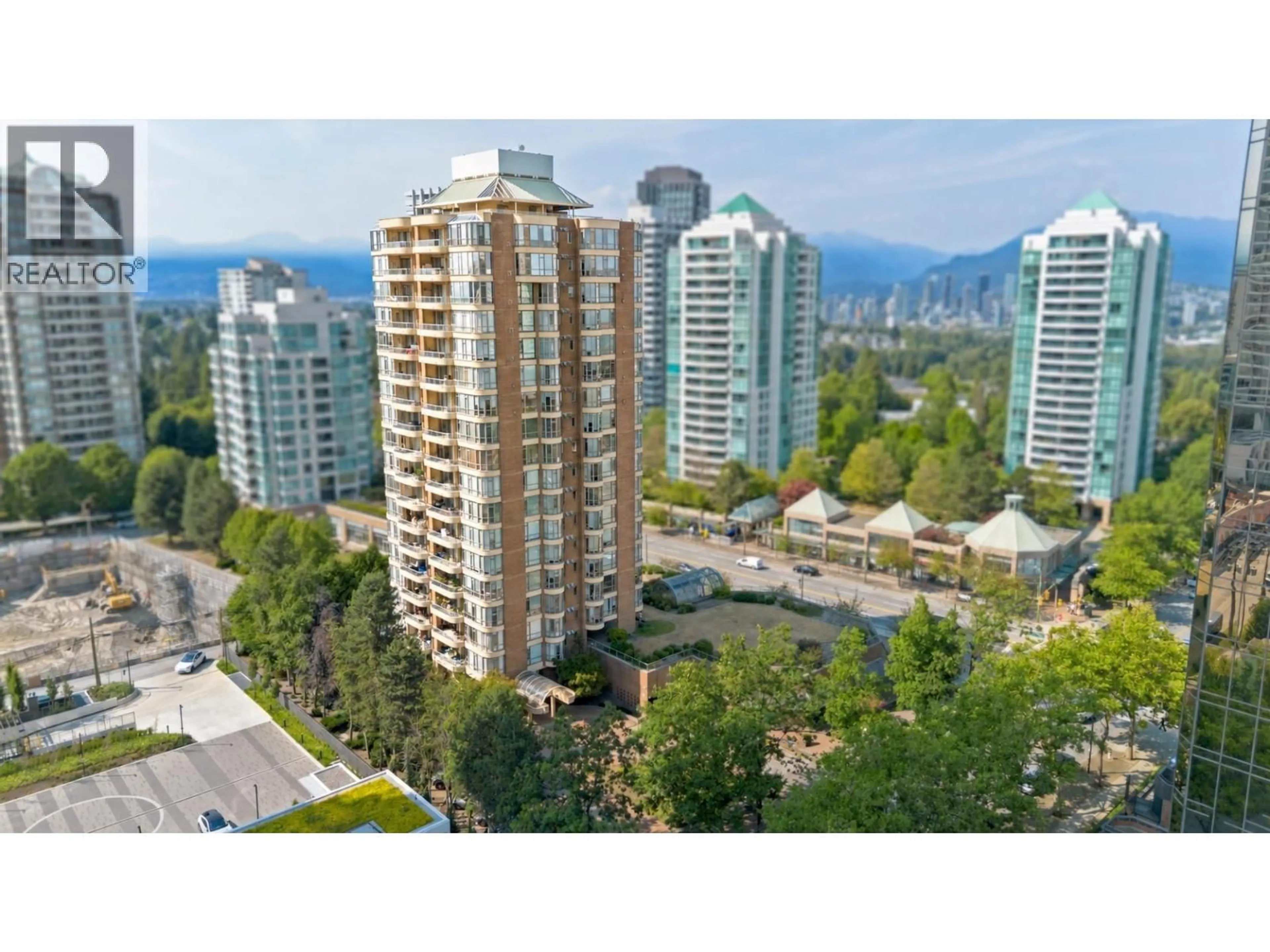 A pic from outside/outdoor area/front of a property/back of a property/a pic from drone, city buildings view from balcony for 700 - 5967 WILSON AVENUE, Burnaby British Columbia V5H4N9
