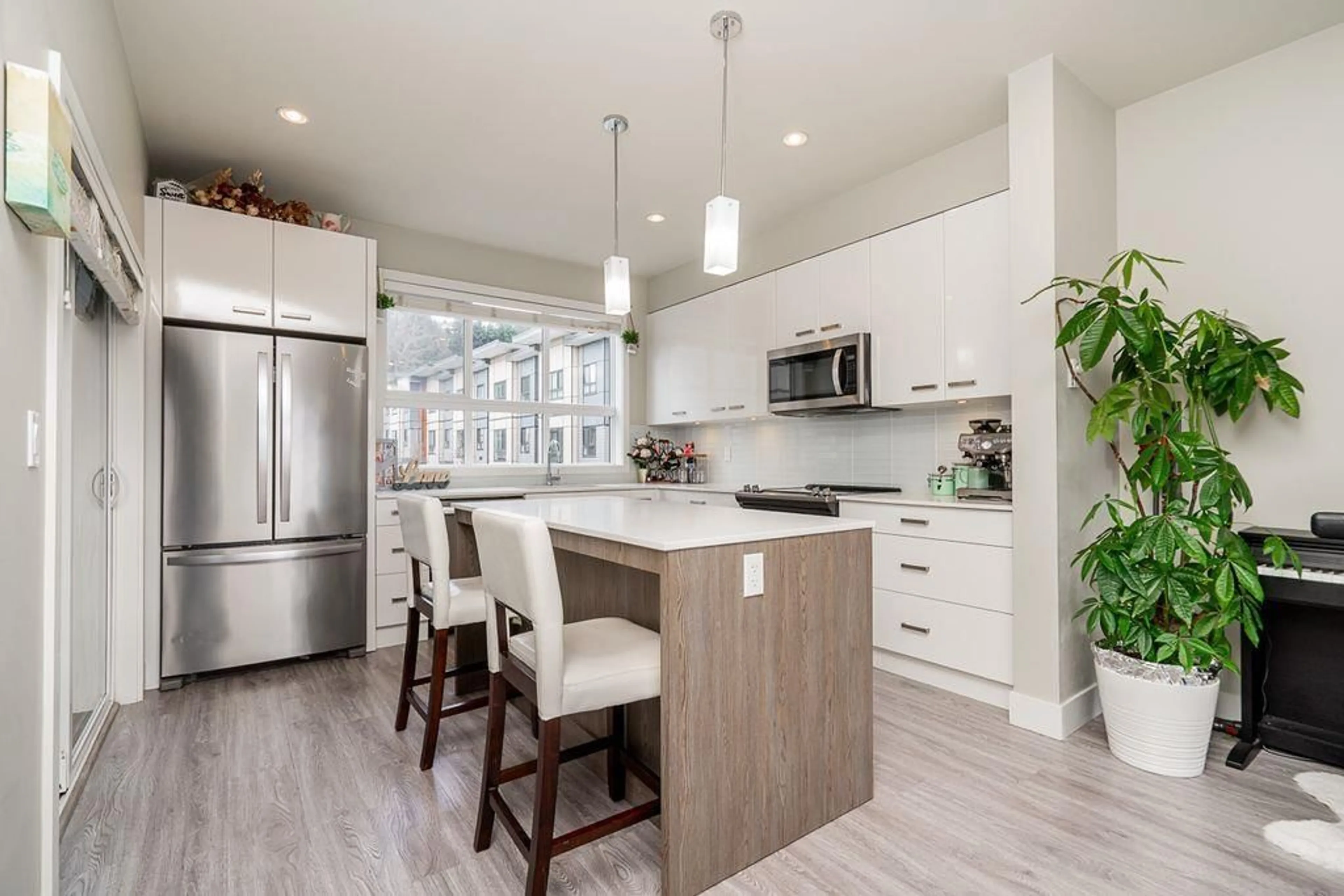 Open concept kitchen, unknown for 10 - 1938 NORTH PARALLEL ROAD, Abbotsford British Columbia V3G0H1