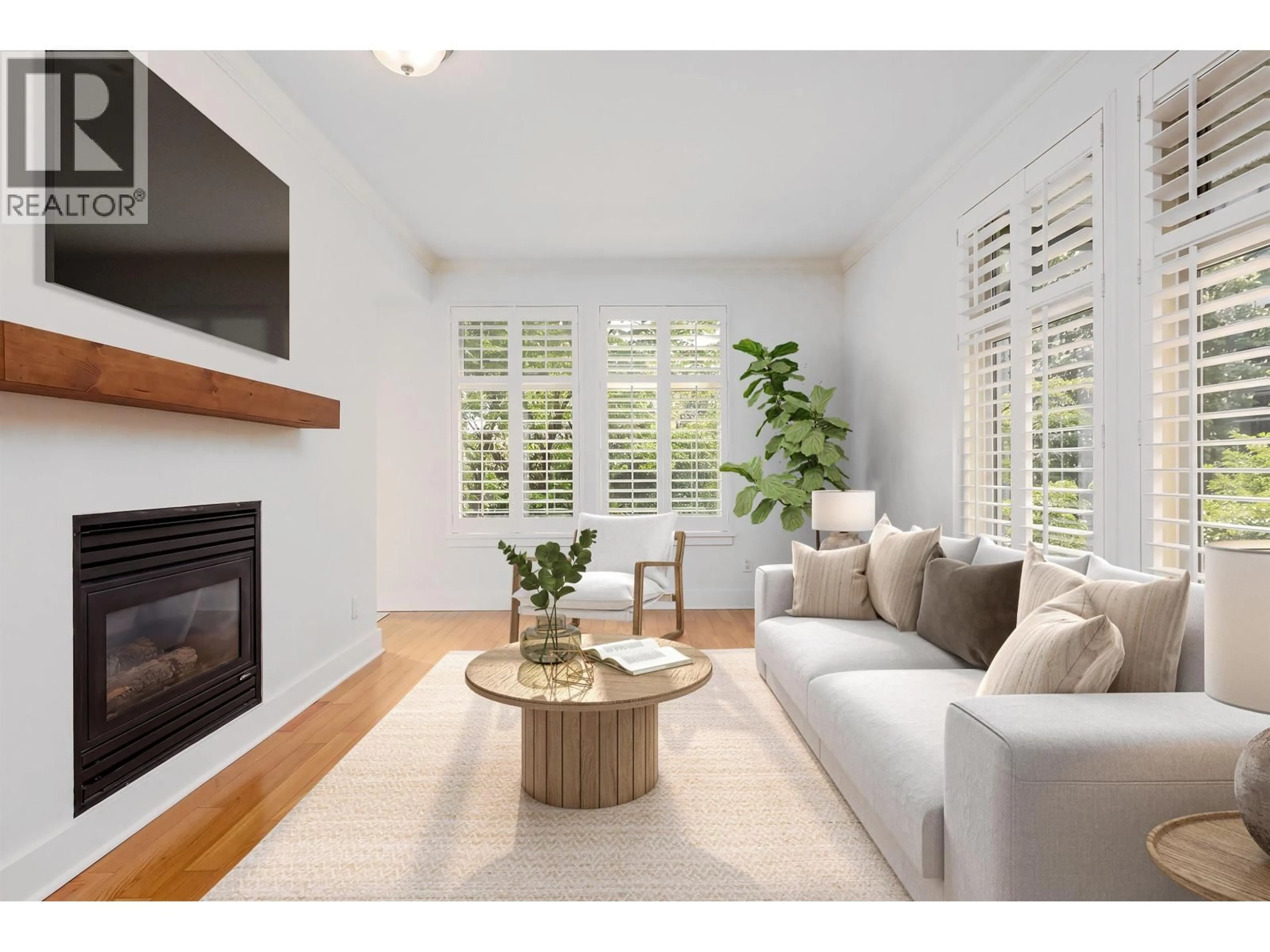 Living room with furniture, wood/laminate floor for 201 - 118 22ND STREET, North Vancouver British Columbia V7M1Z9
