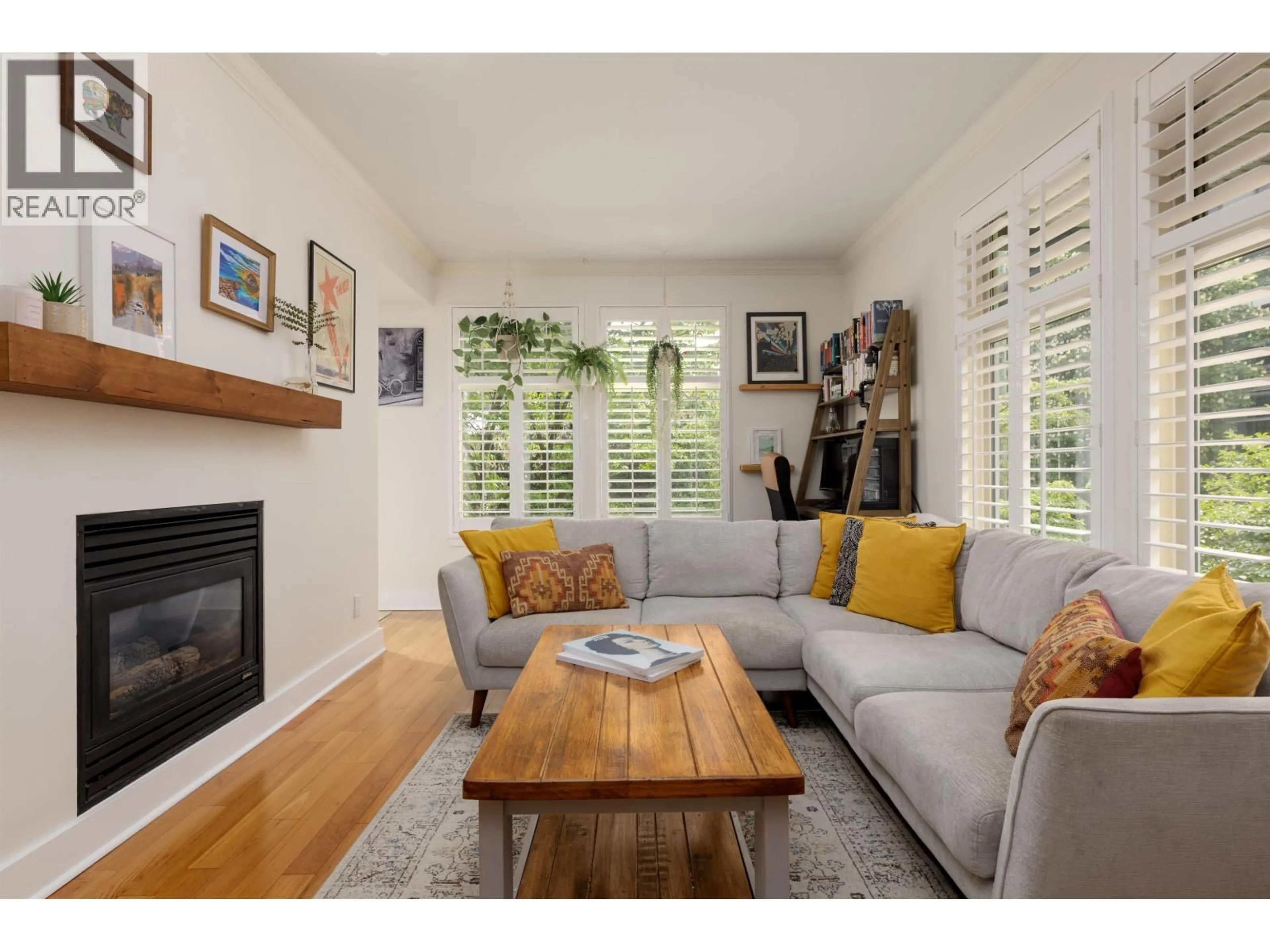 Living room with furniture, wood/laminate floor for 201 - 118 22ND STREET, North Vancouver British Columbia V7M1Z9