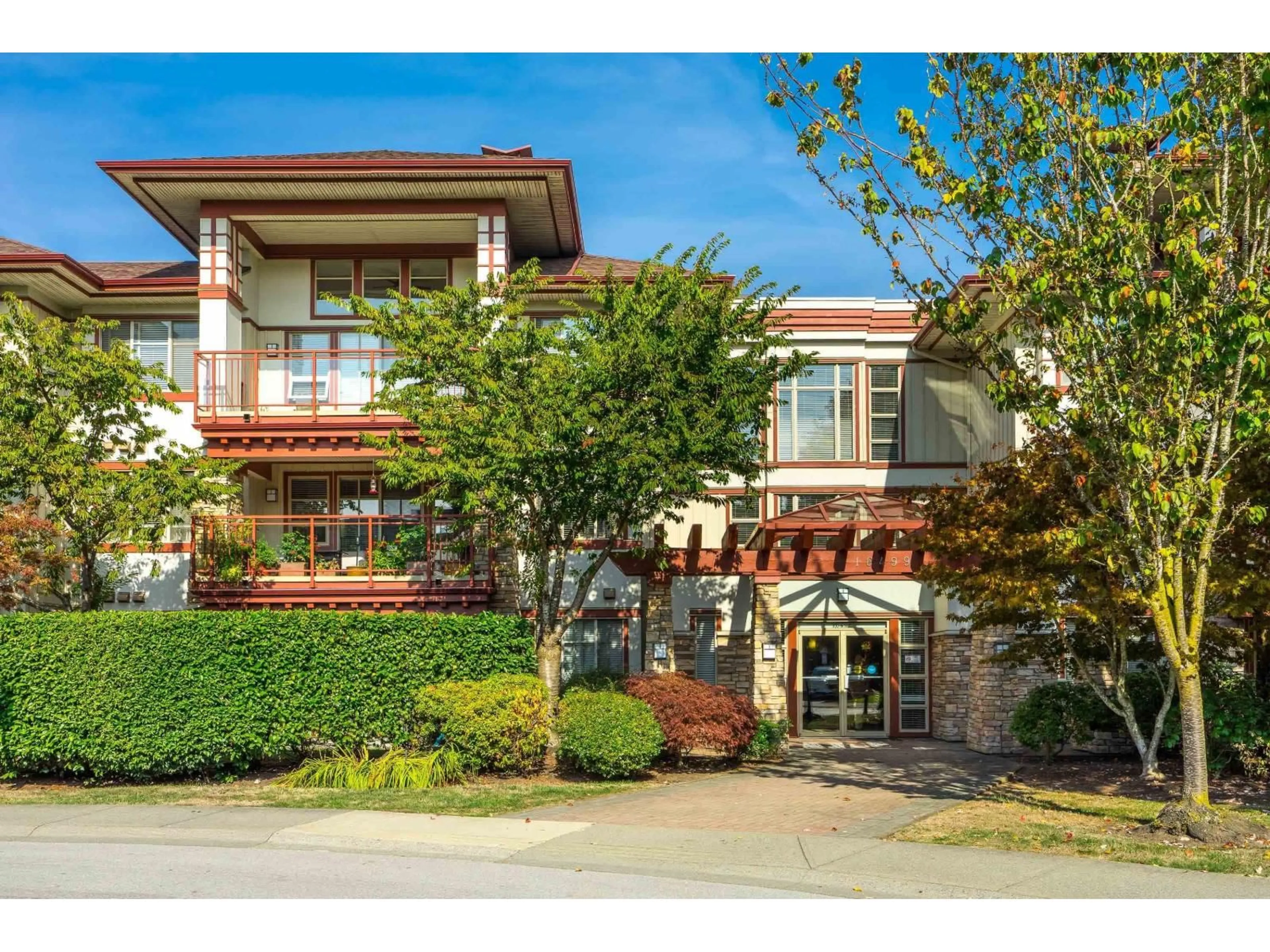 Indoor foyer for 201 - 16499 64 AVENUE, Surrey British Columbia V3S6V7
