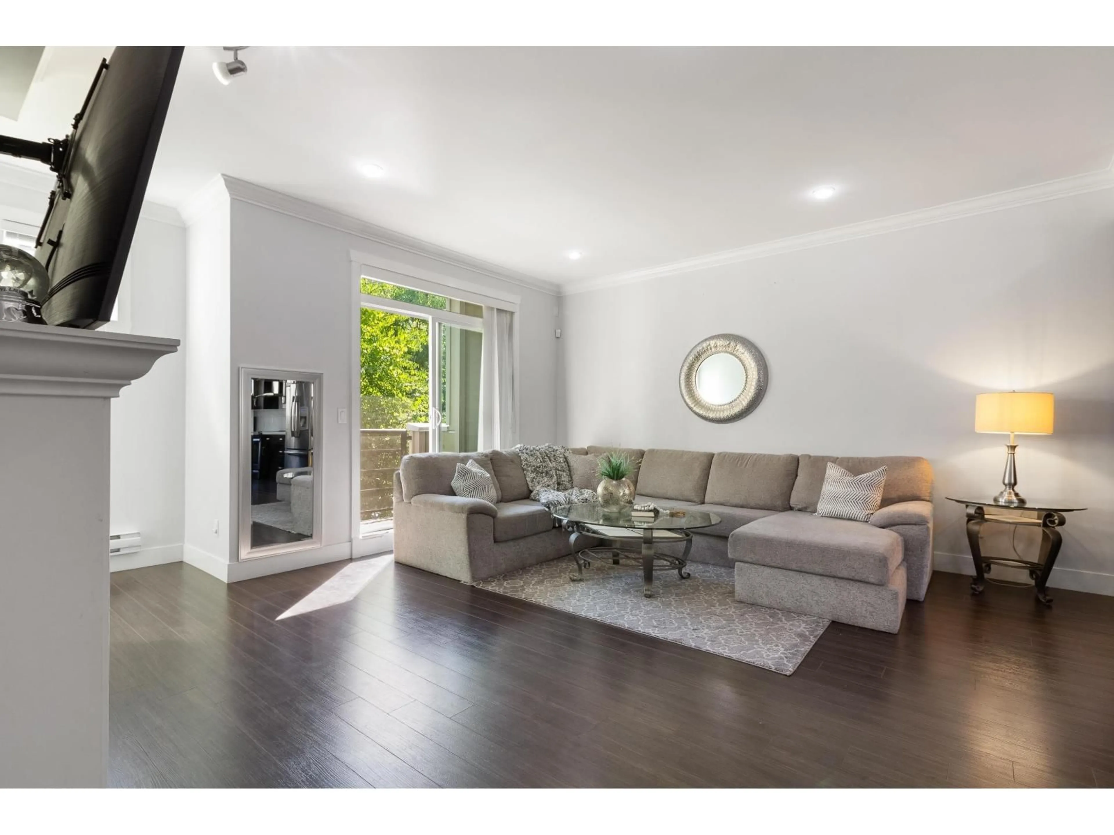 Living room with furniture, unknown for 10 - 14285 64 AVENUE, Surrey British Columbia V3W1Z2