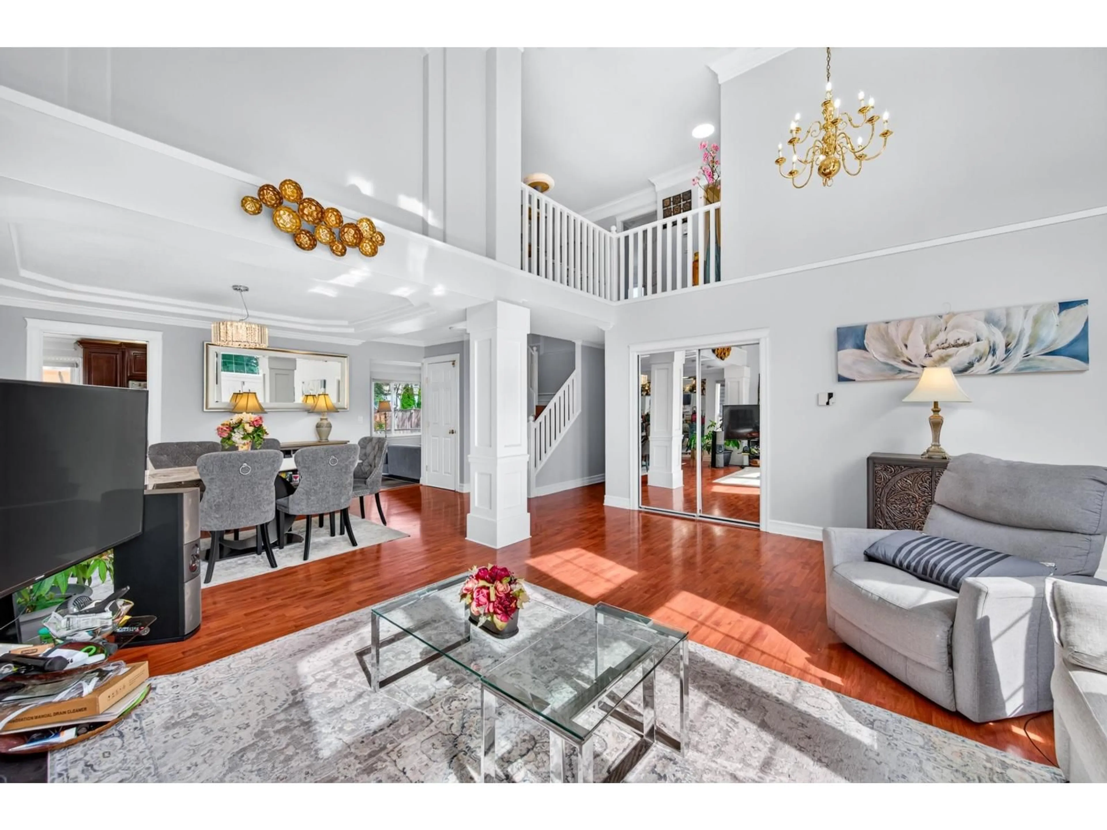Indoor foyer for 15467 109A AVENUE, Surrey British Columbia V3R0X6