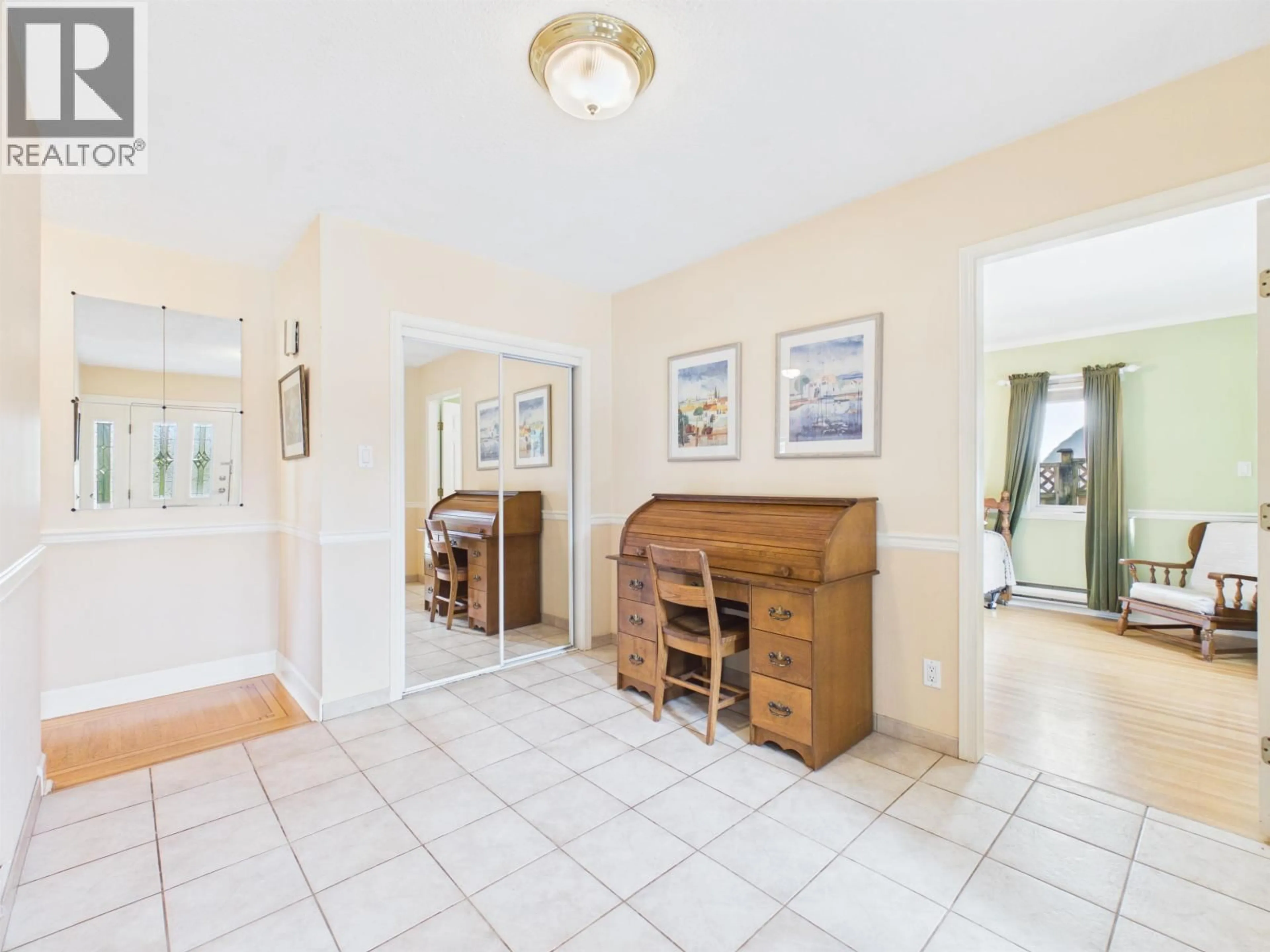 Indoor foyer for 8091 BRADLEY AVENUE, Burnaby British Columbia V5J3T9