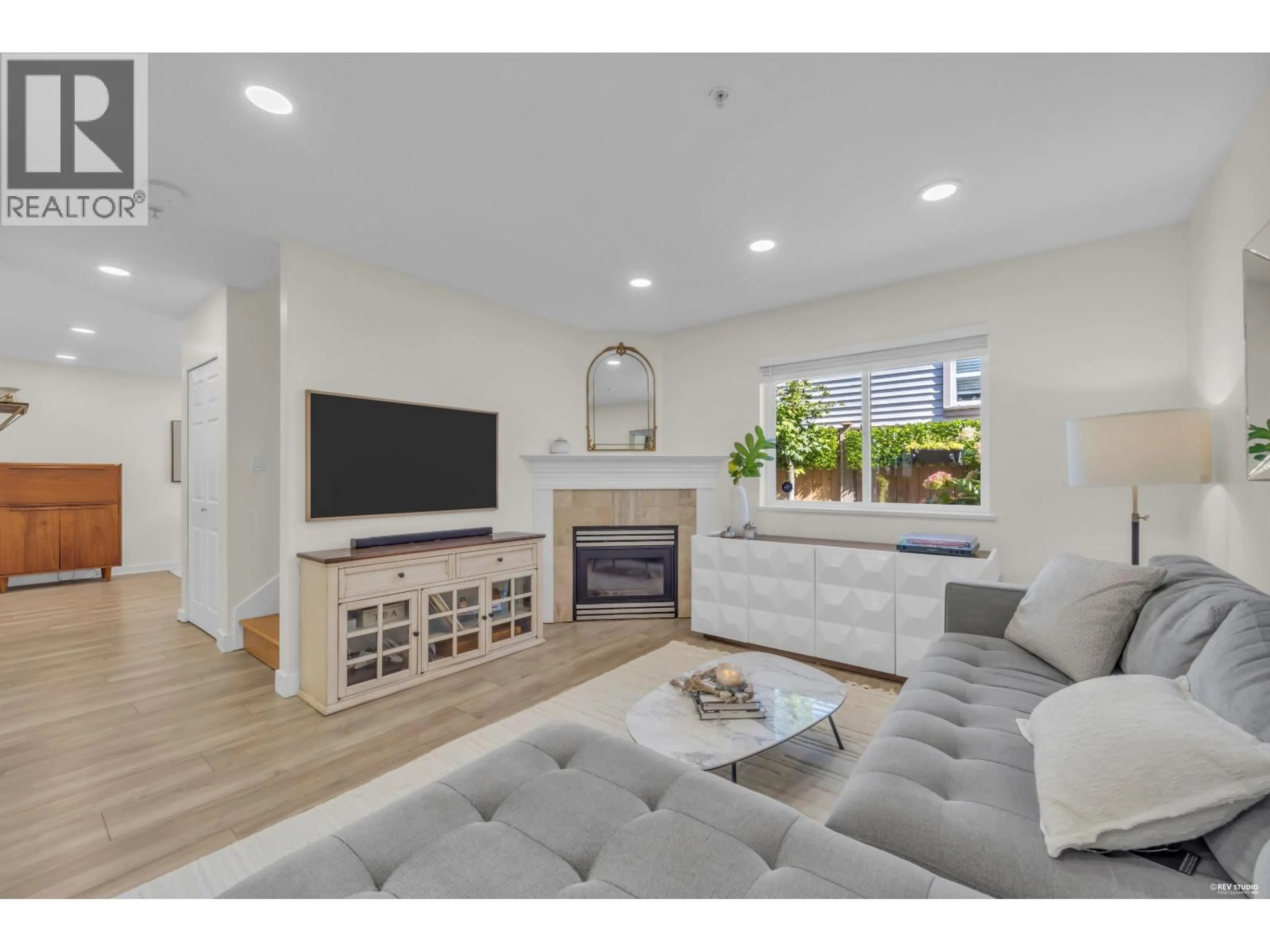 Living room with furniture, unknown for 5 - 1233 16TH STREET, North Vancouver British Columbia V7P1R5