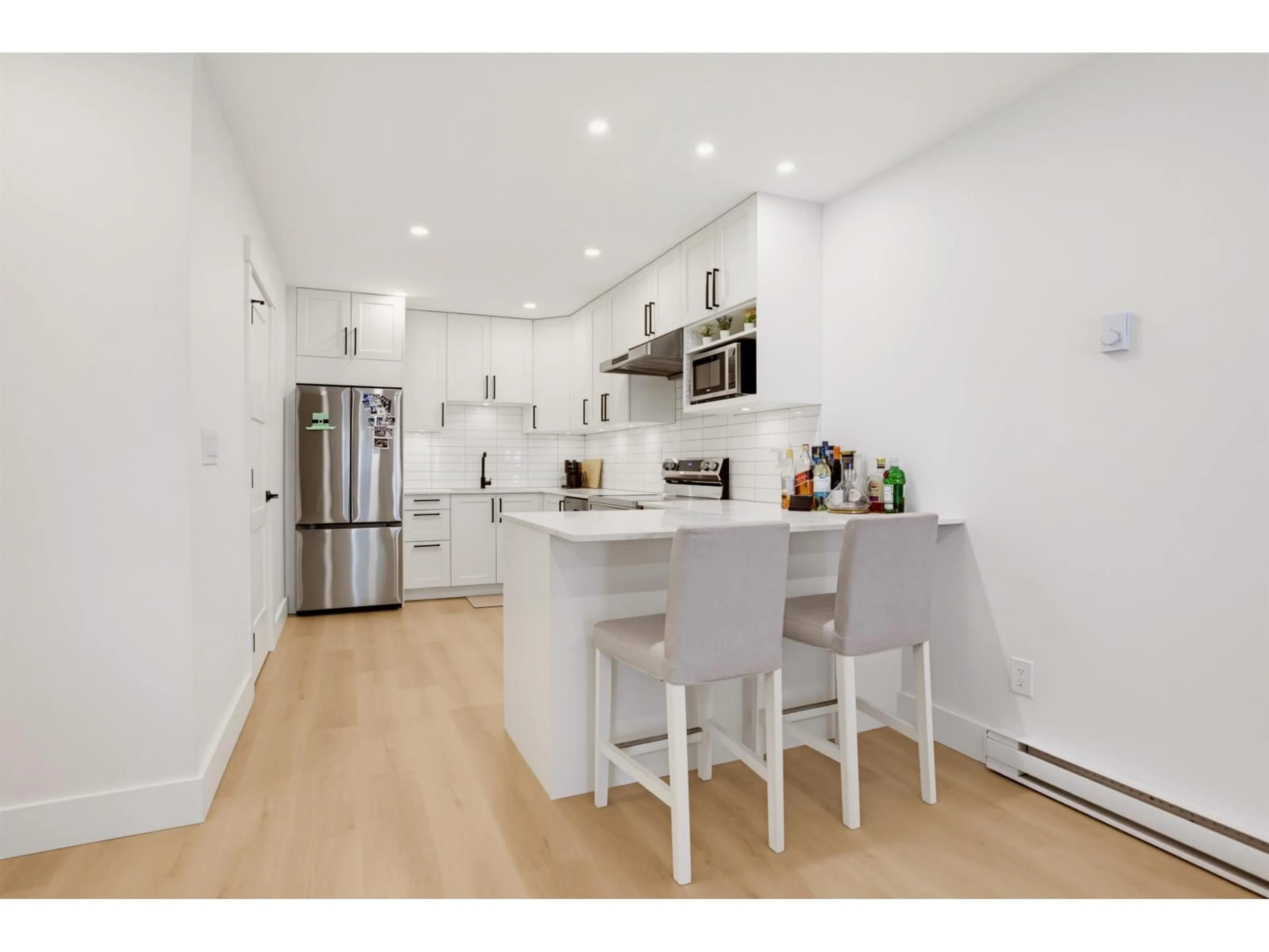 Open concept kitchen, wood/laminate floor for 166 SPRINGFIELD DRIVE, Langley British Columbia V4W3K8