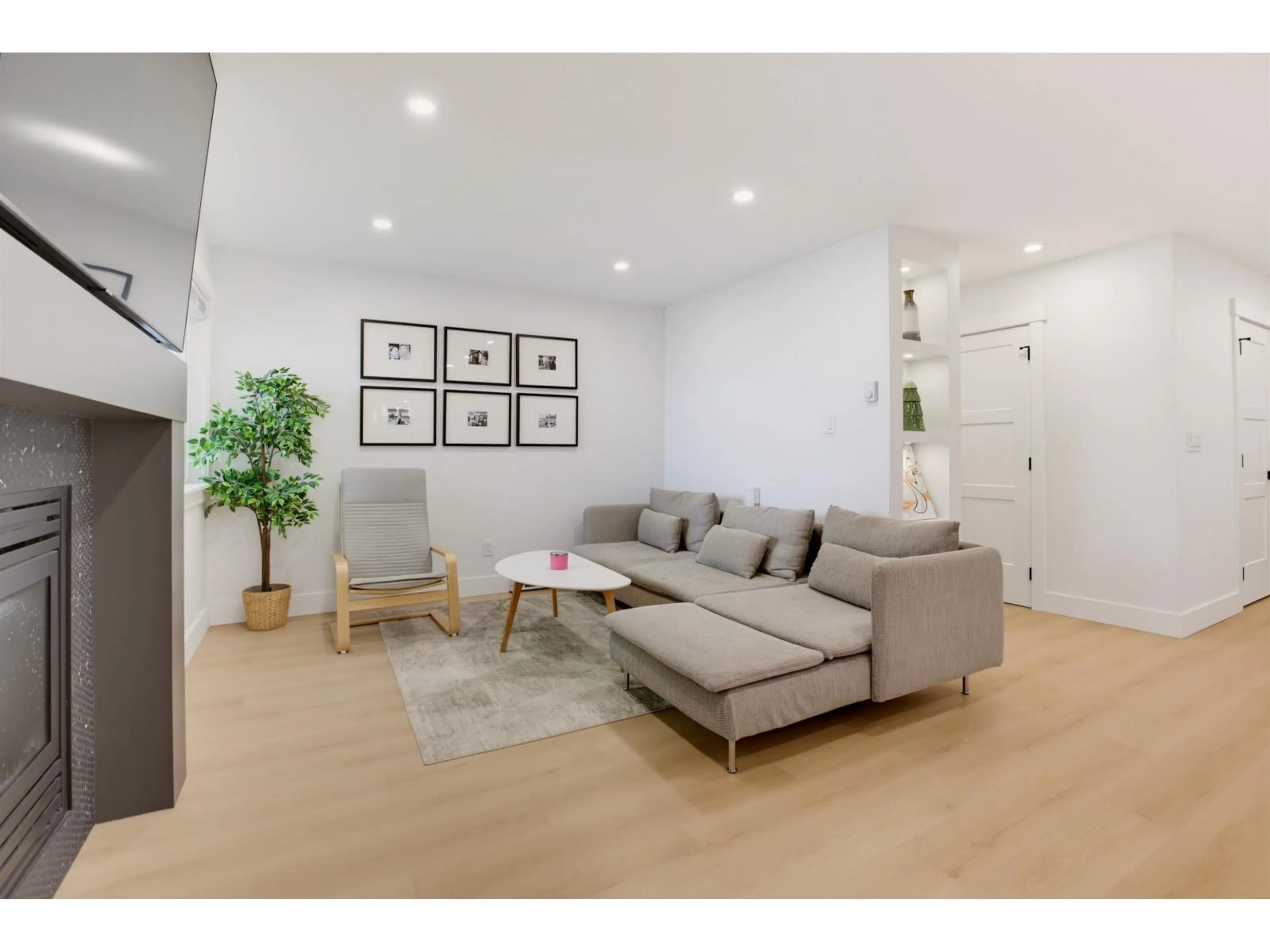 Living room with furniture, wood/laminate floor for 166 SPRINGFIELD DRIVE, Langley British Columbia V4W3K8