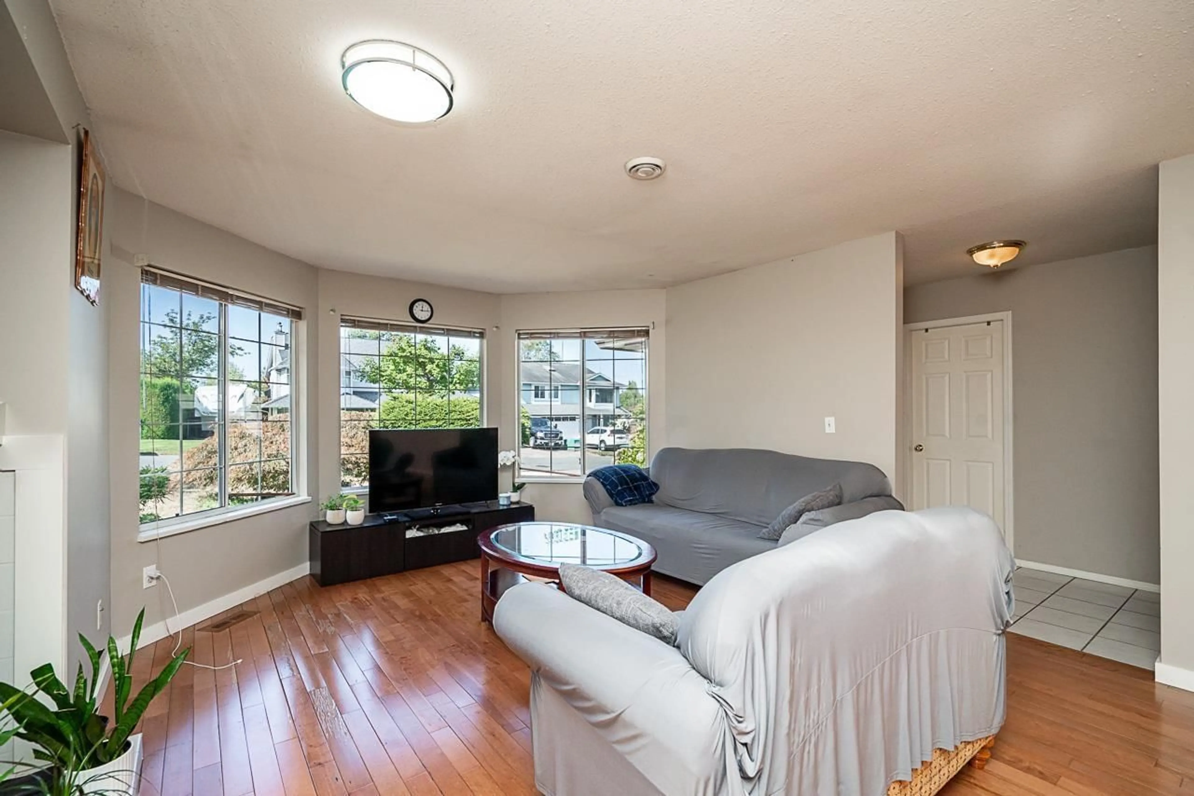 Living room with furniture, wood/laminate floor for 6310 171 STREET, Surrey British Columbia V3S7K4