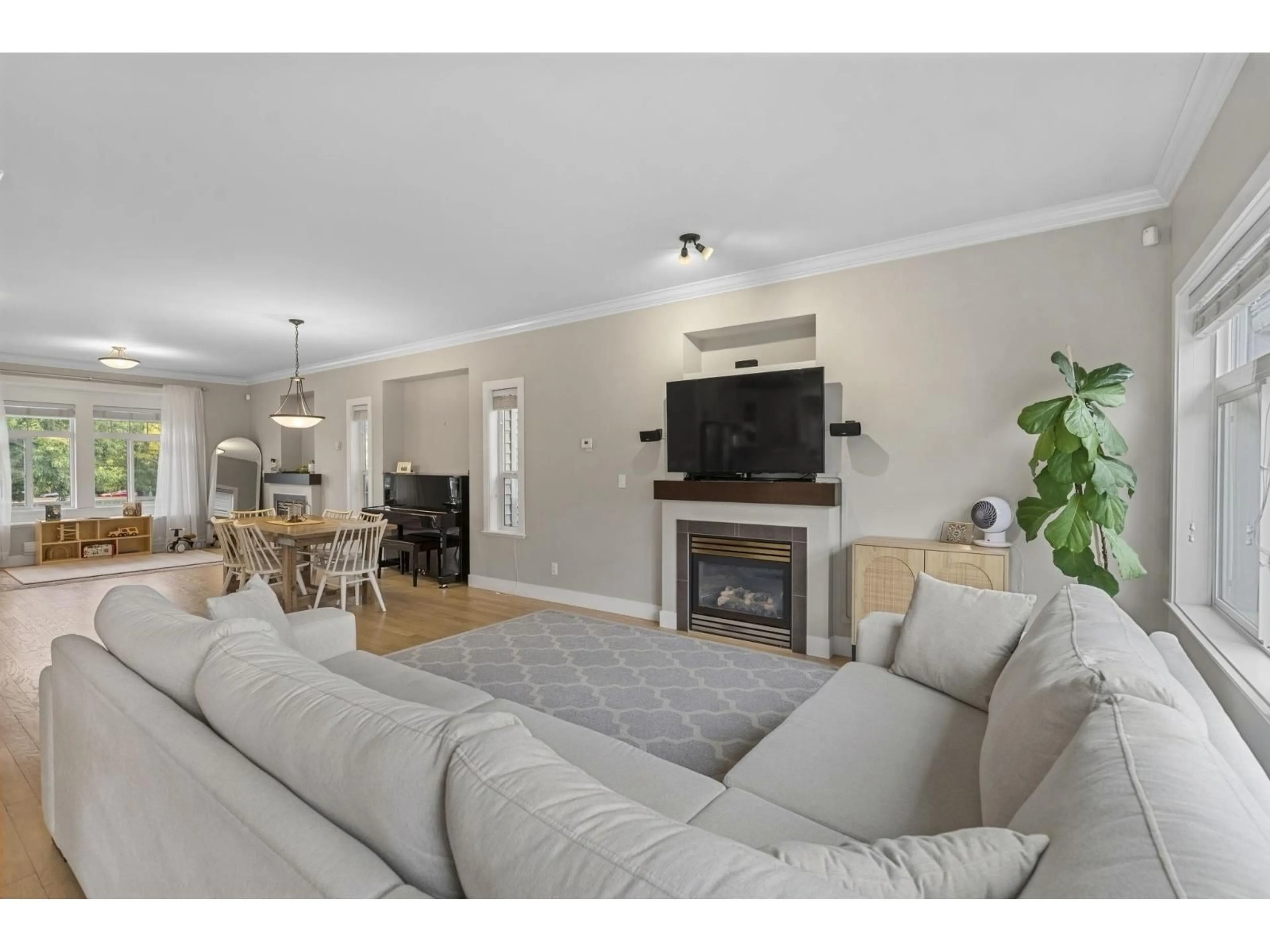 Living room with furniture, unknown for 6679 193 STREET, Surrey British Columbia V4N0C1