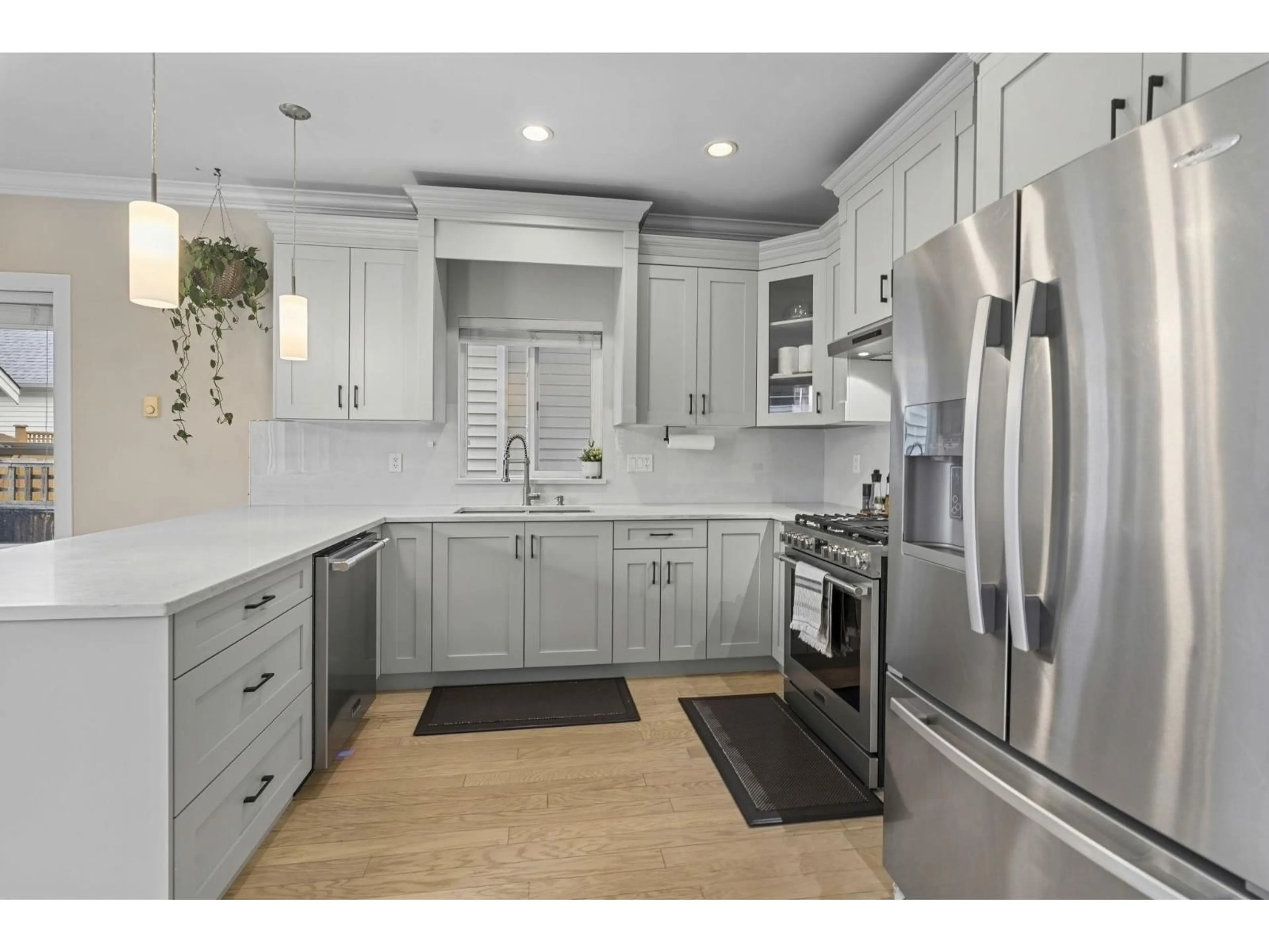 Open concept kitchen, ceramic/tile floor for 6679 193 STREET, Surrey British Columbia V4N0C1