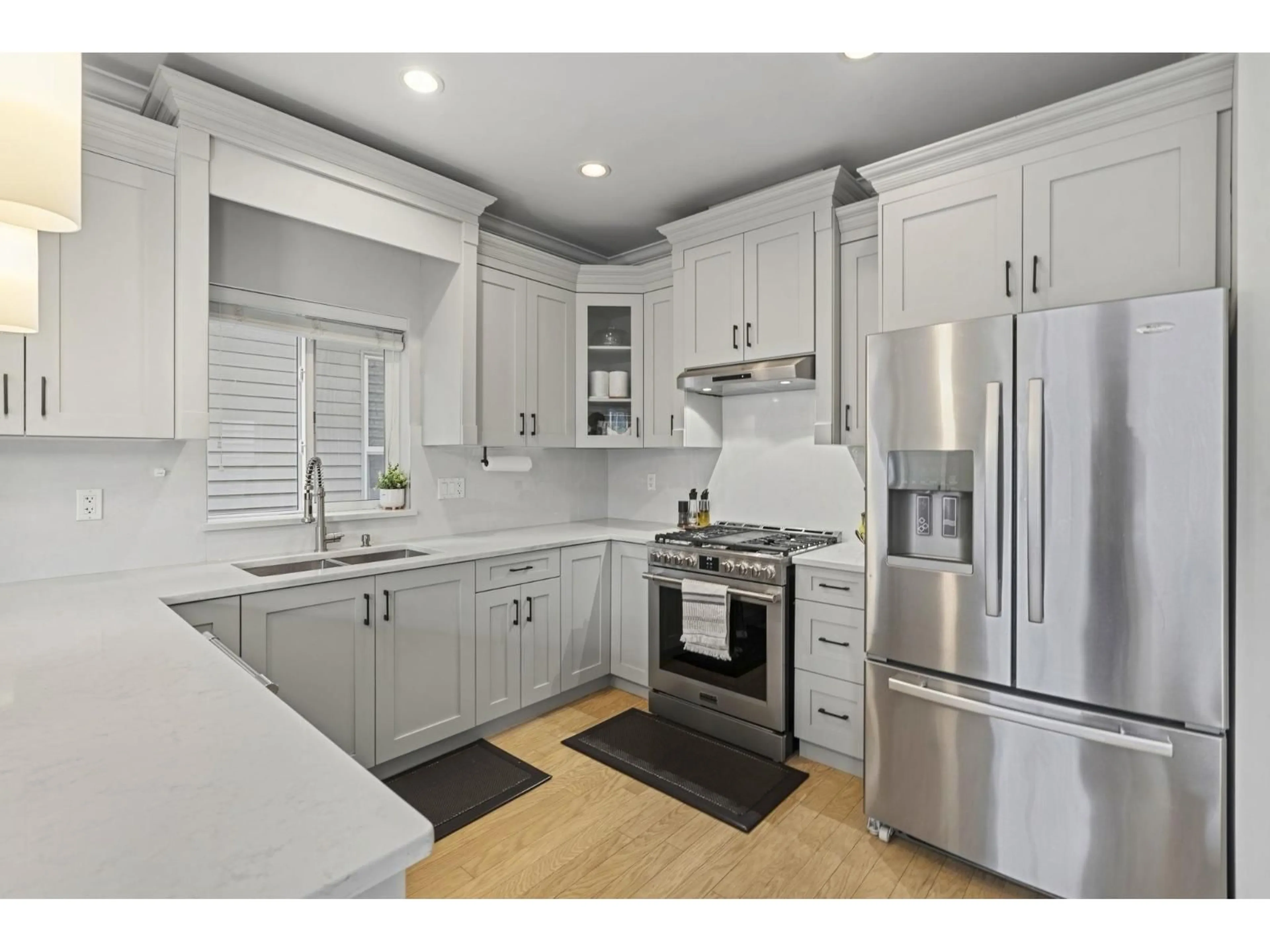 Open concept kitchen, ceramic/tile floor for 6679 193 STREET, Surrey British Columbia V4N0C1