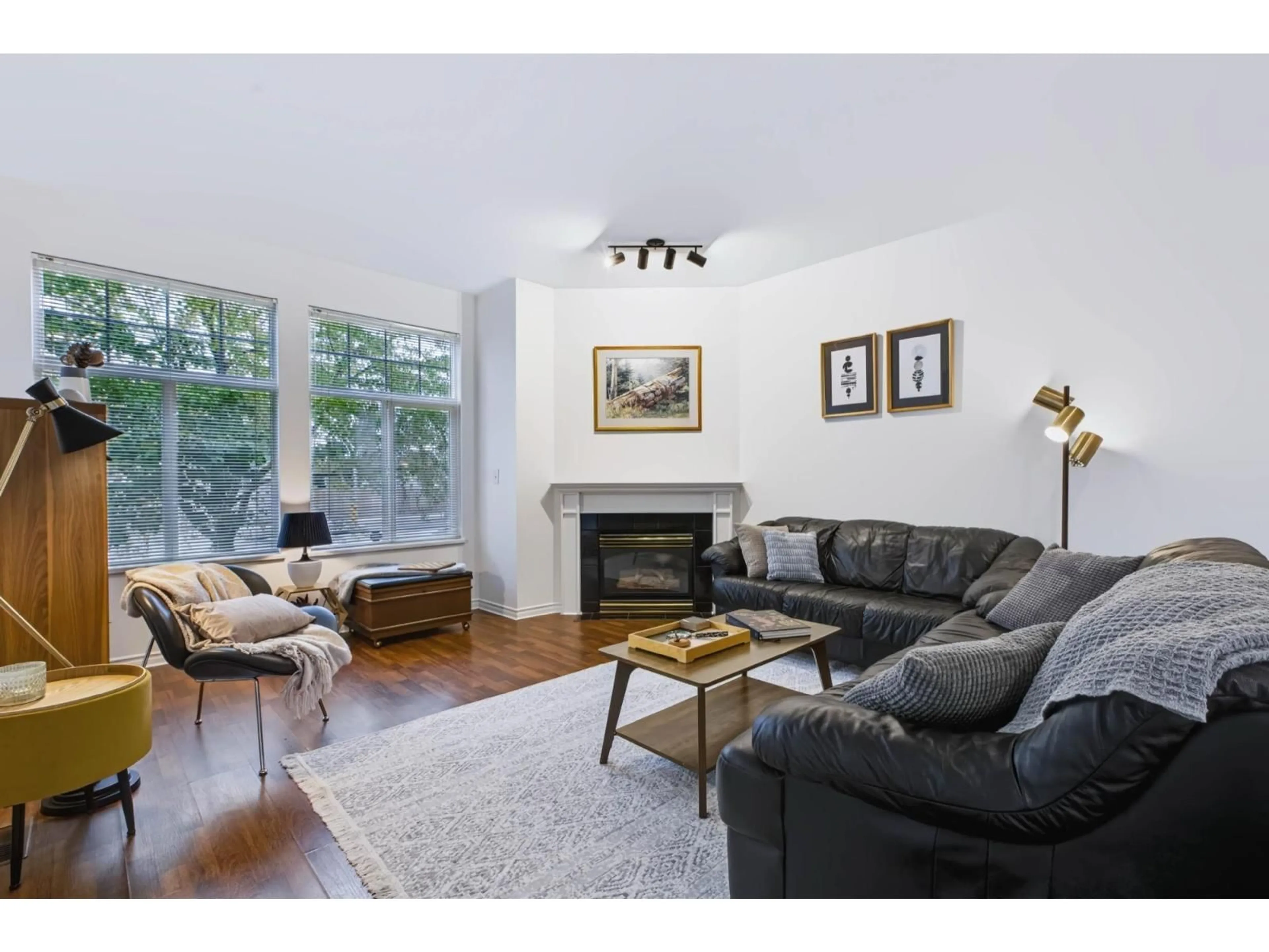 Living room with furniture, wood/laminate floor for 67 - 14877 58 AVENUE, Surrey British Columbia V3S8Y9