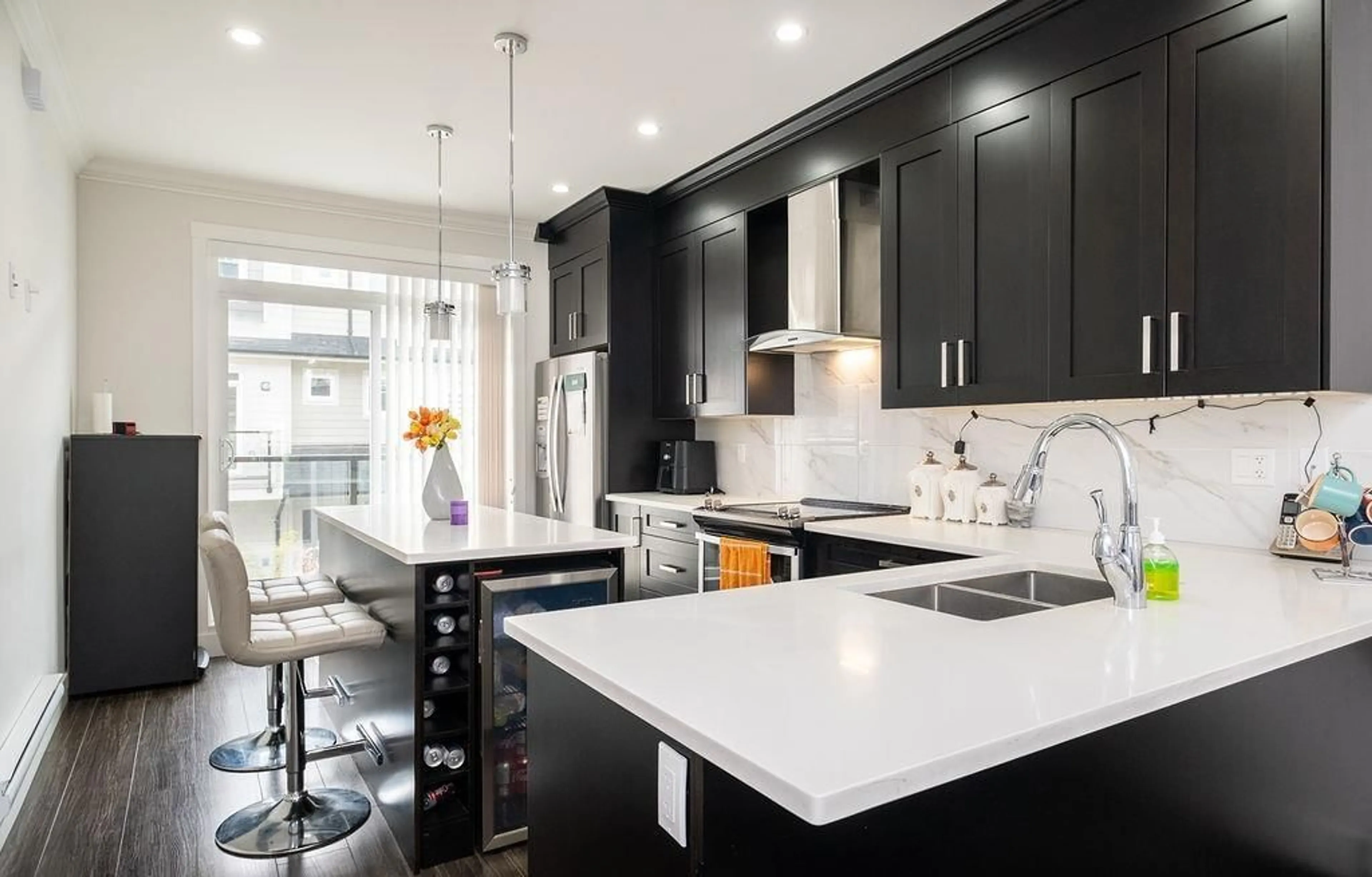 Contemporary kitchen, ceramic/tile floor for 122 - 13898 64 AVENUE, Surrey British Columbia V3W1L6