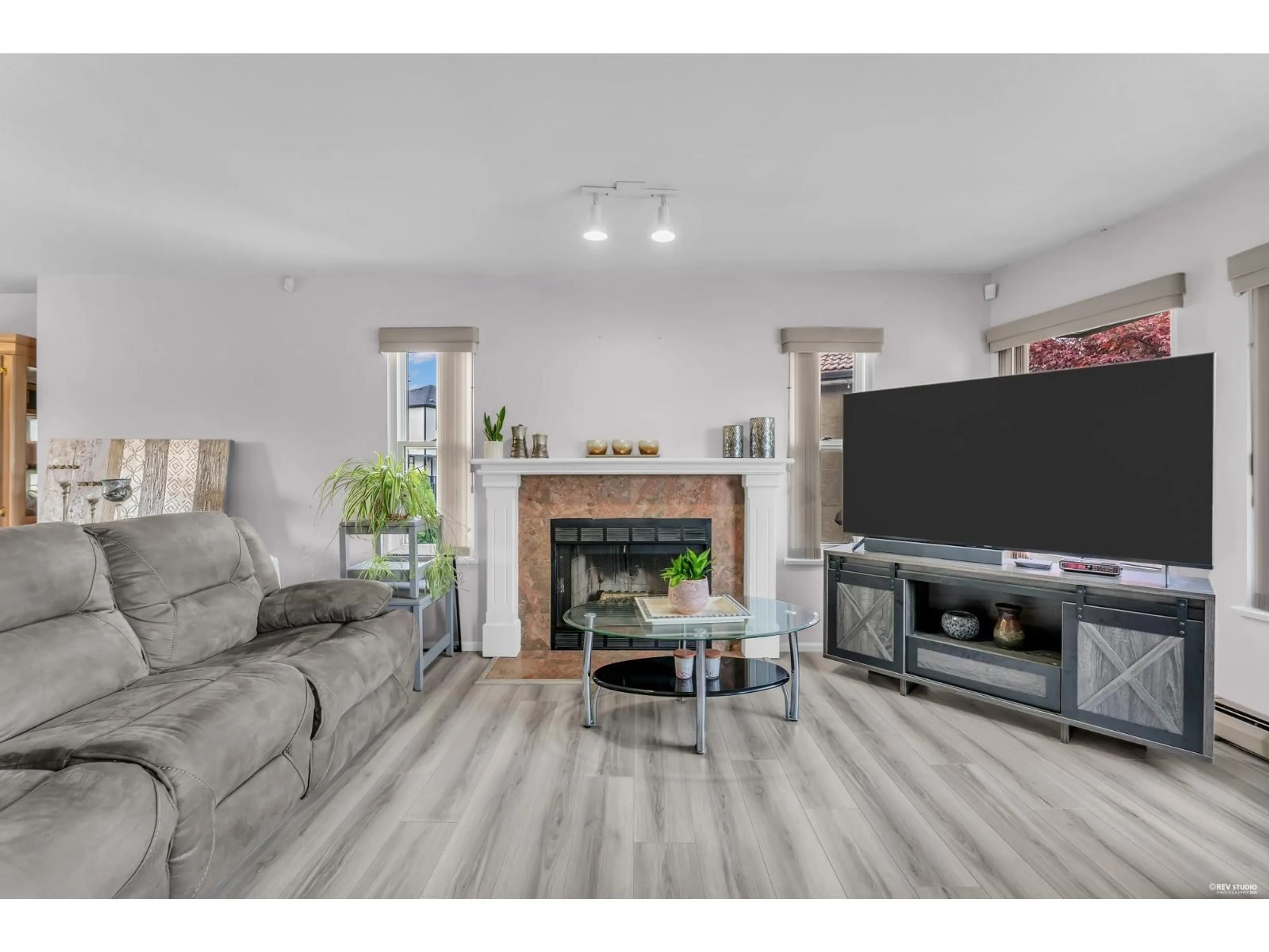Living room with furniture, unknown for 8020 DOMINION PLACE, Surrey British Columbia V3W6B2