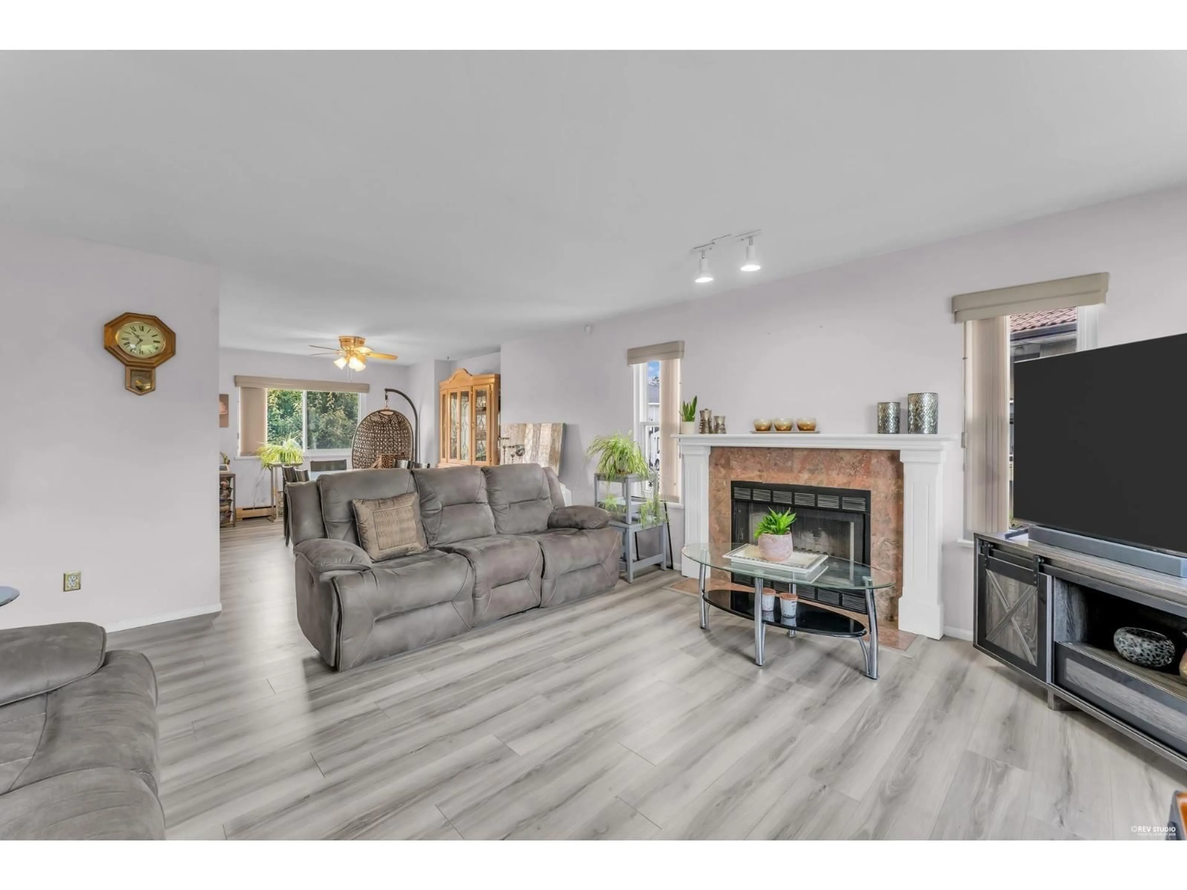 Living room with furniture, wood/laminate floor for 8020 DOMINION PLACE, Surrey British Columbia V3W6B2