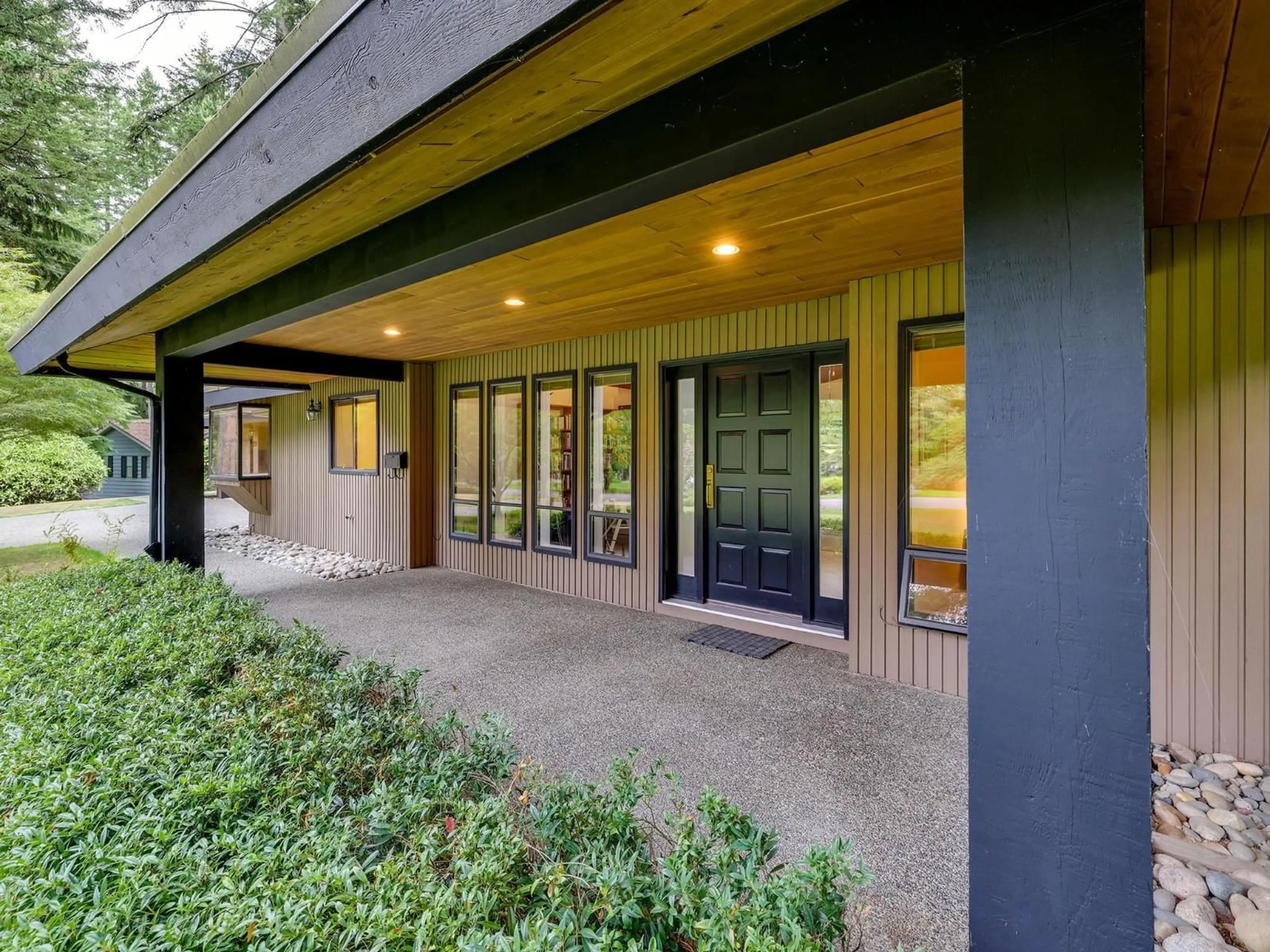 Indoor entryway for 2910 CHANTRELL PLACE, Surrey British Columbia V4A4A5