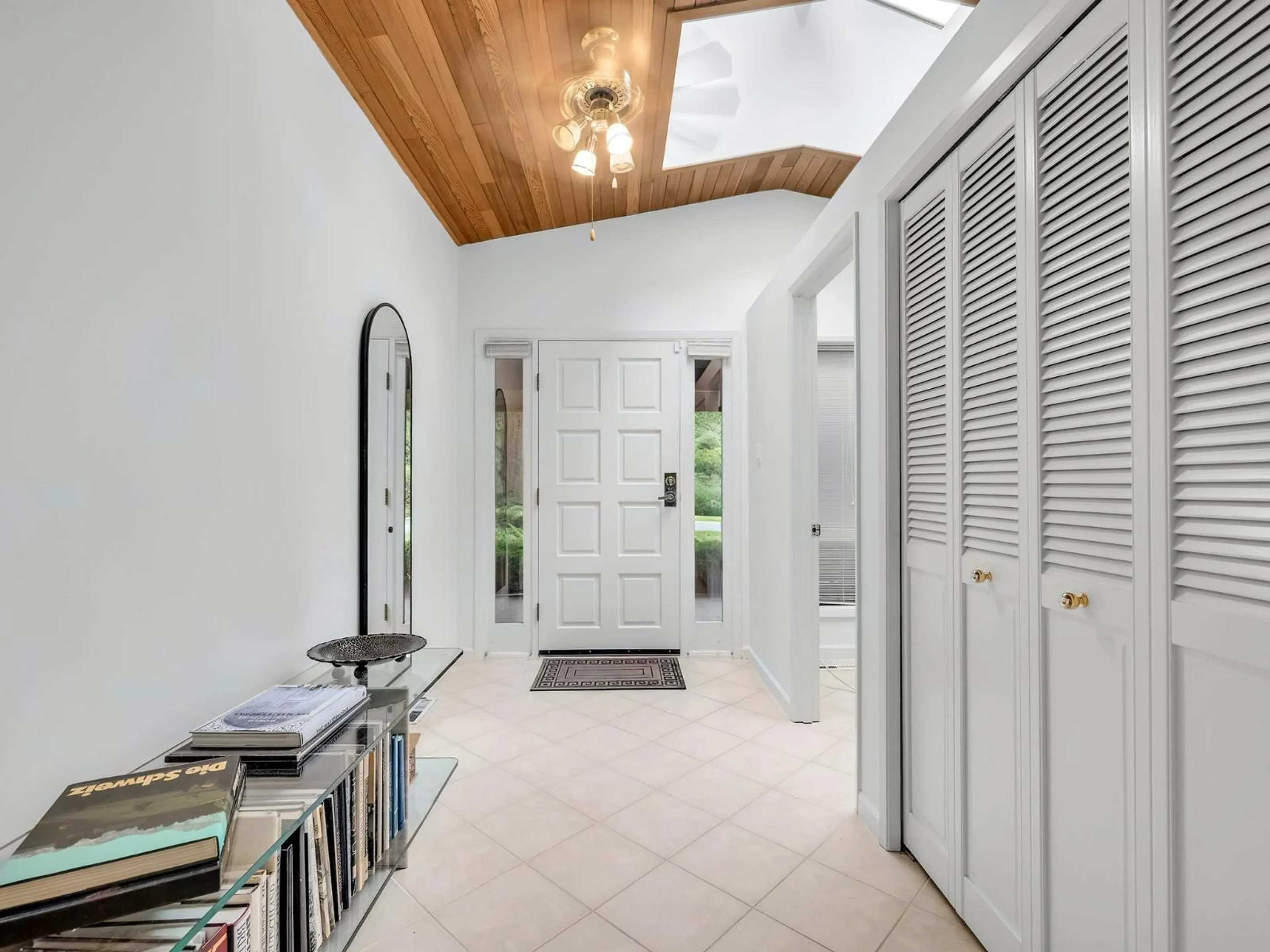 Indoor entryway for 2910 CHANTRELL PLACE, Surrey British Columbia V4A4A5