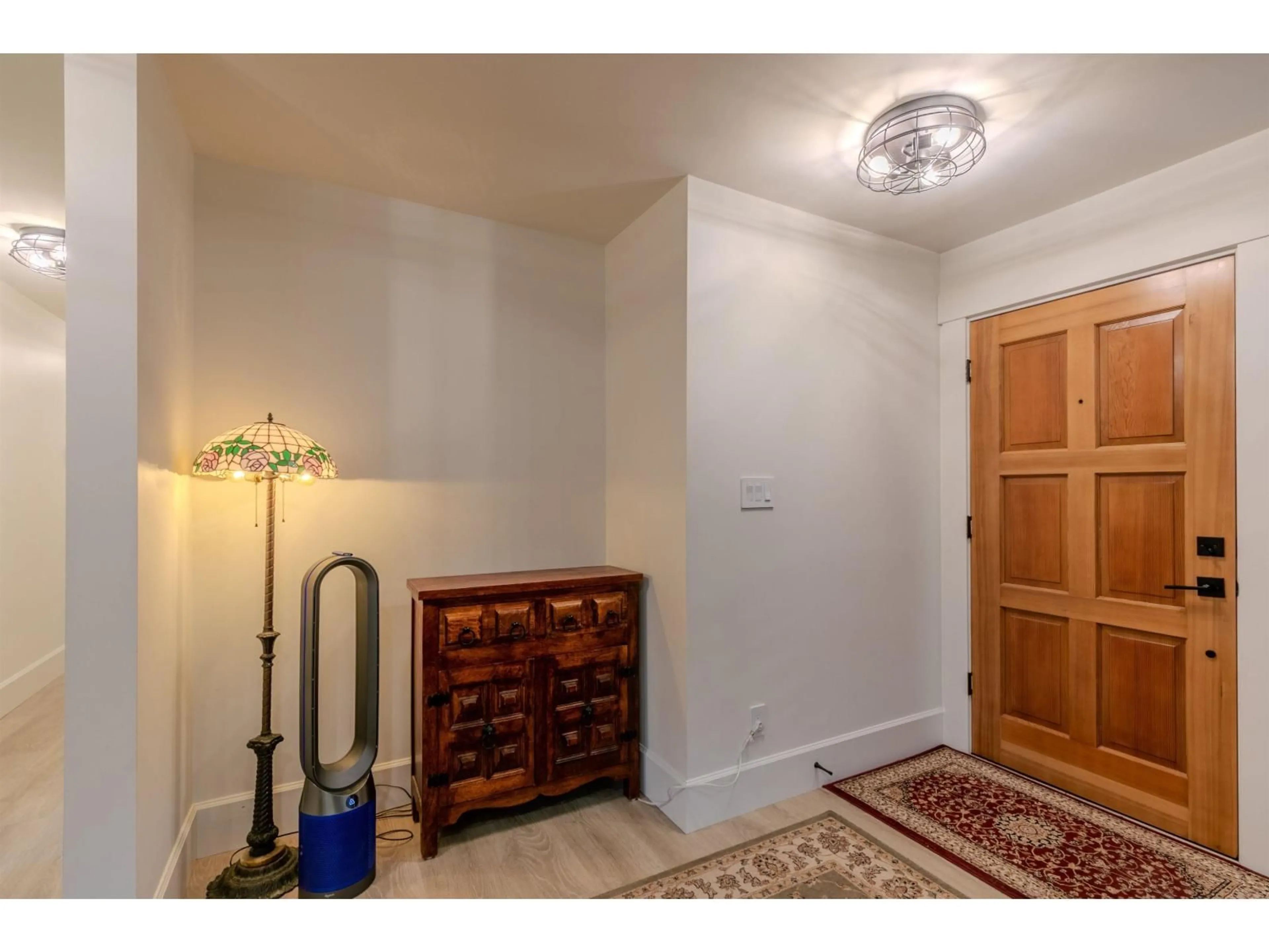 Indoor entryway for 24633 56 AVENUE, Langley British Columbia V2Z1B9