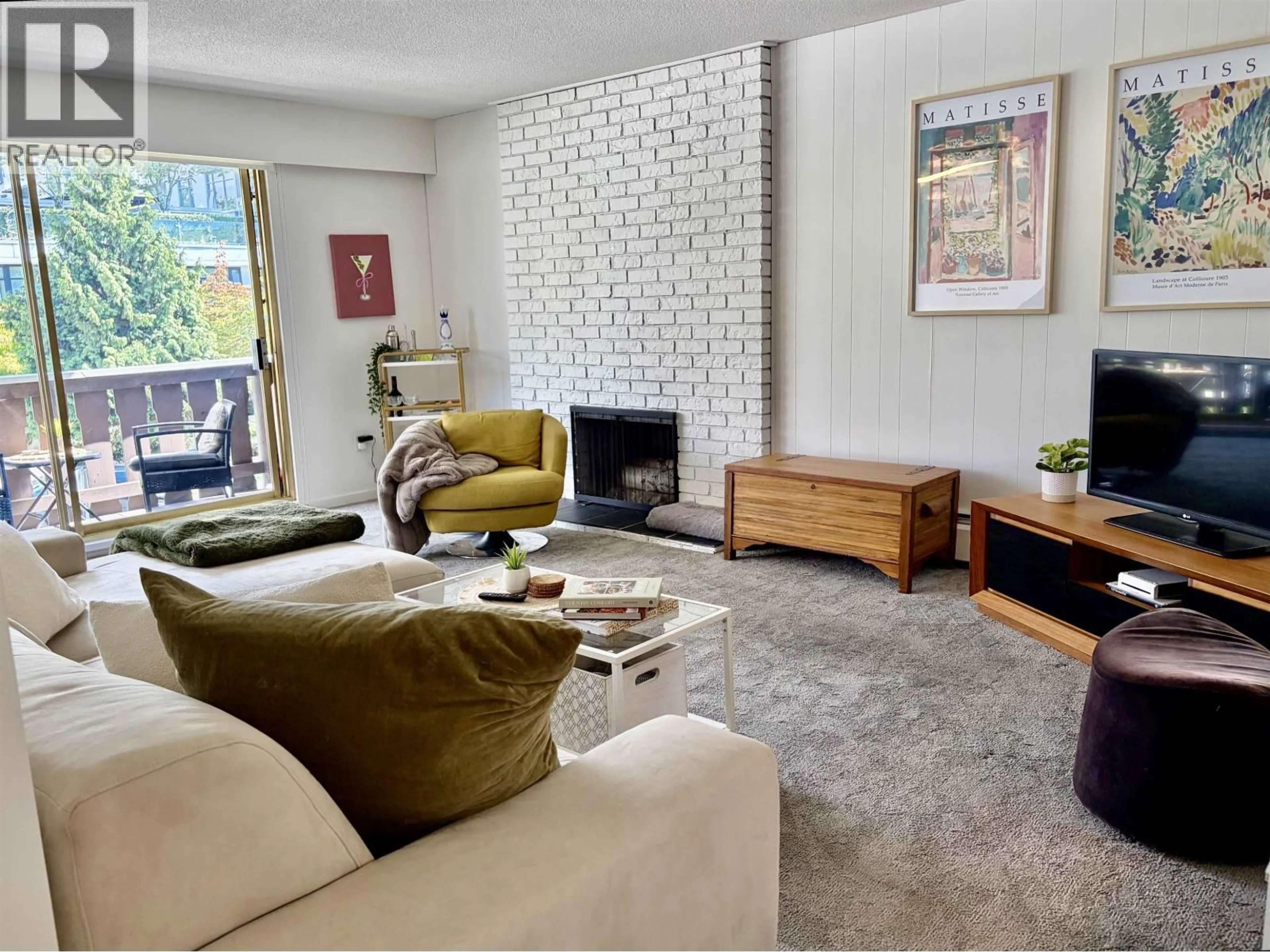 Living room with furniture, unknown for 202 - 1345 CHESTERFIELD AVENUE, North Vancouver British Columbia V7M2N1